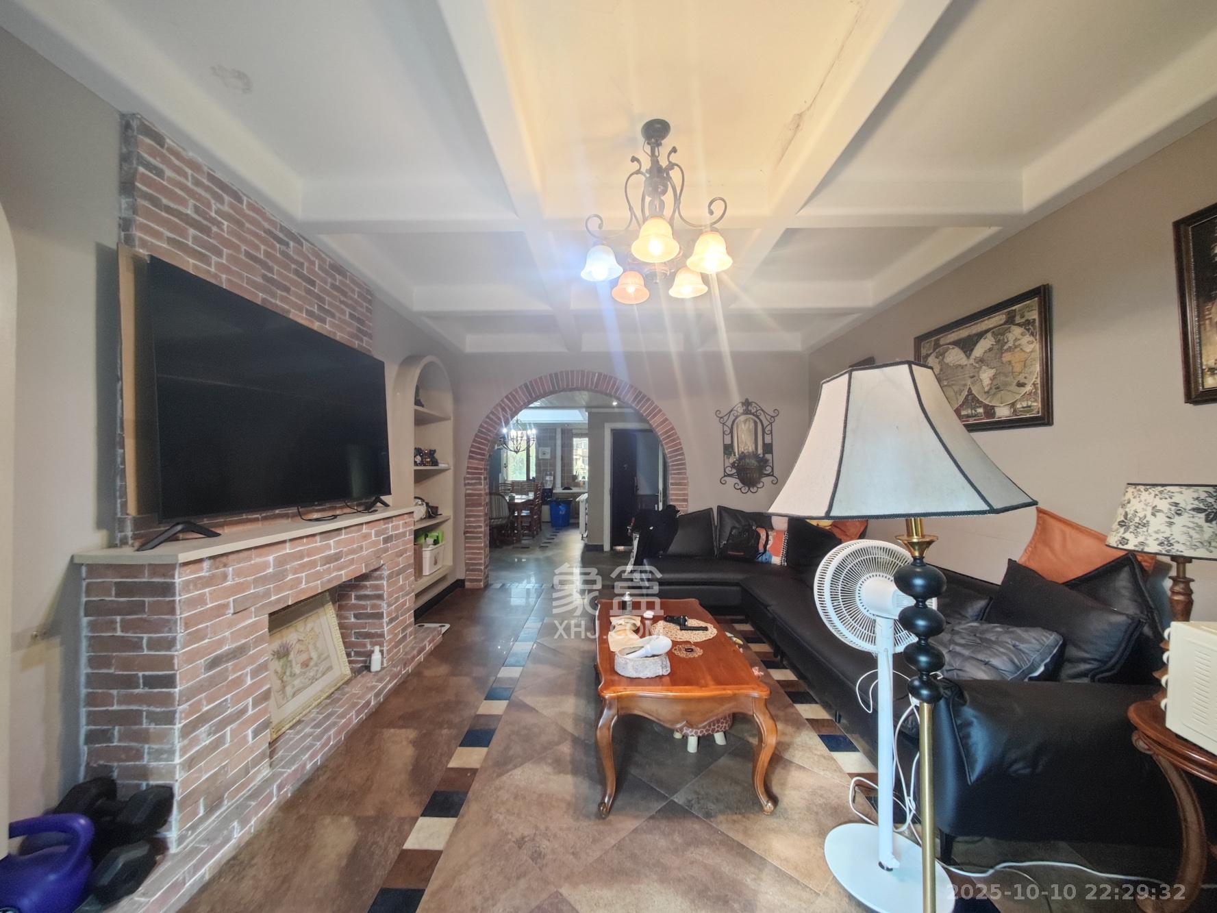 欧莱雅郡 4室2厅2卫 158.8万 欧莱雅郡 4室2厅2卫 158.8万客厅