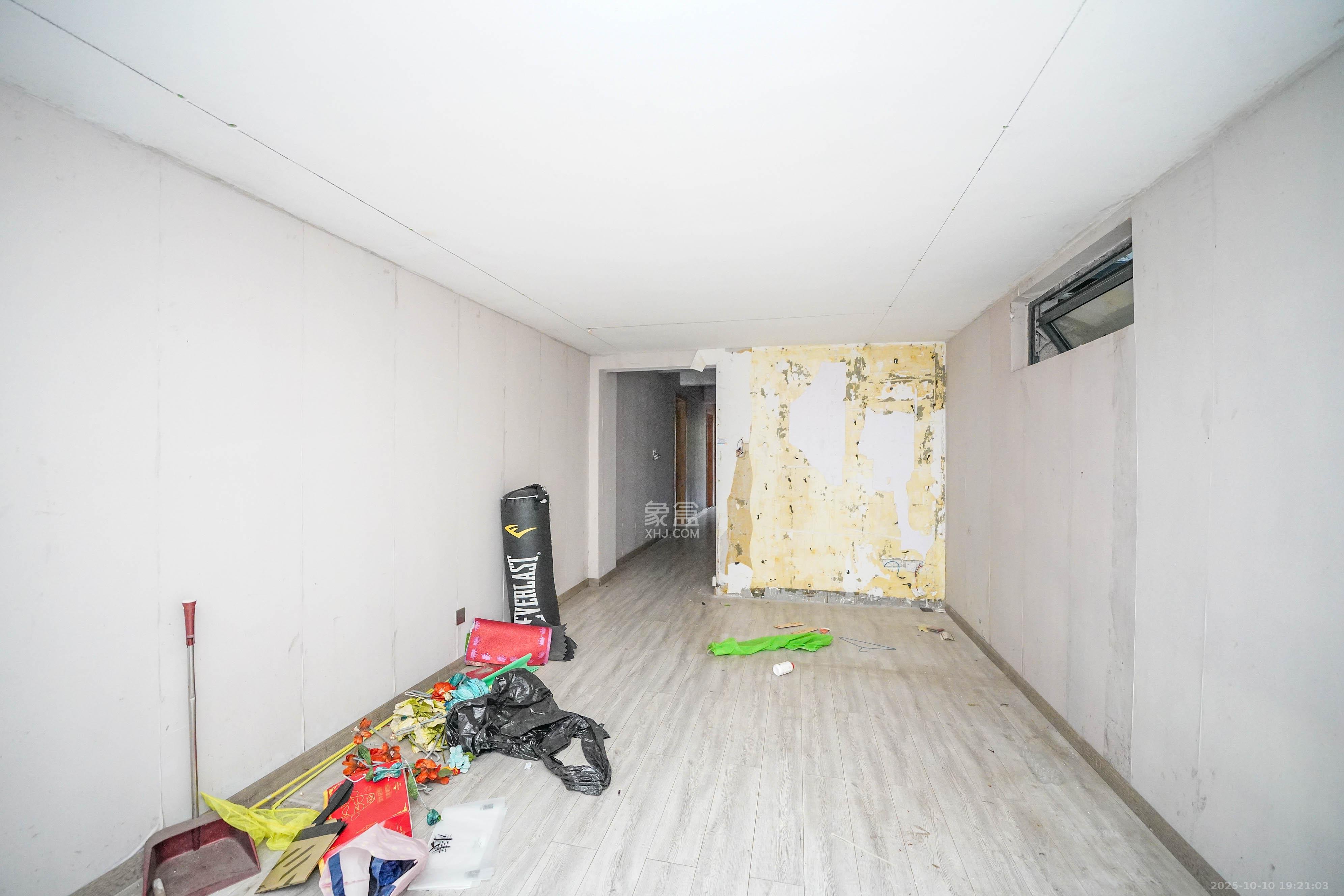 五矿万境蓝山  6室2厅4卫    355.0万卧室