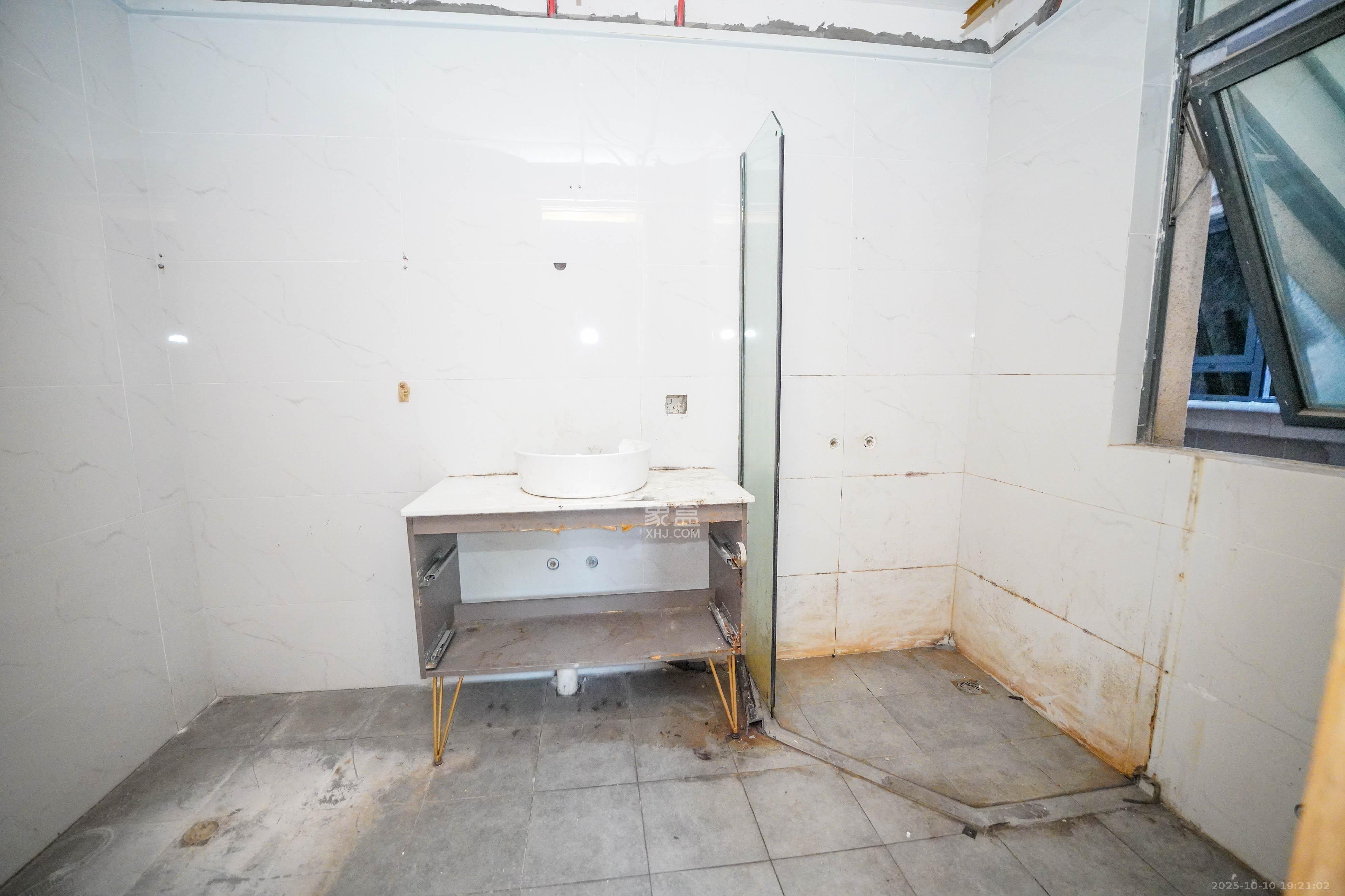 五矿万境蓝山  6室2厅4卫    355.0万卫生间