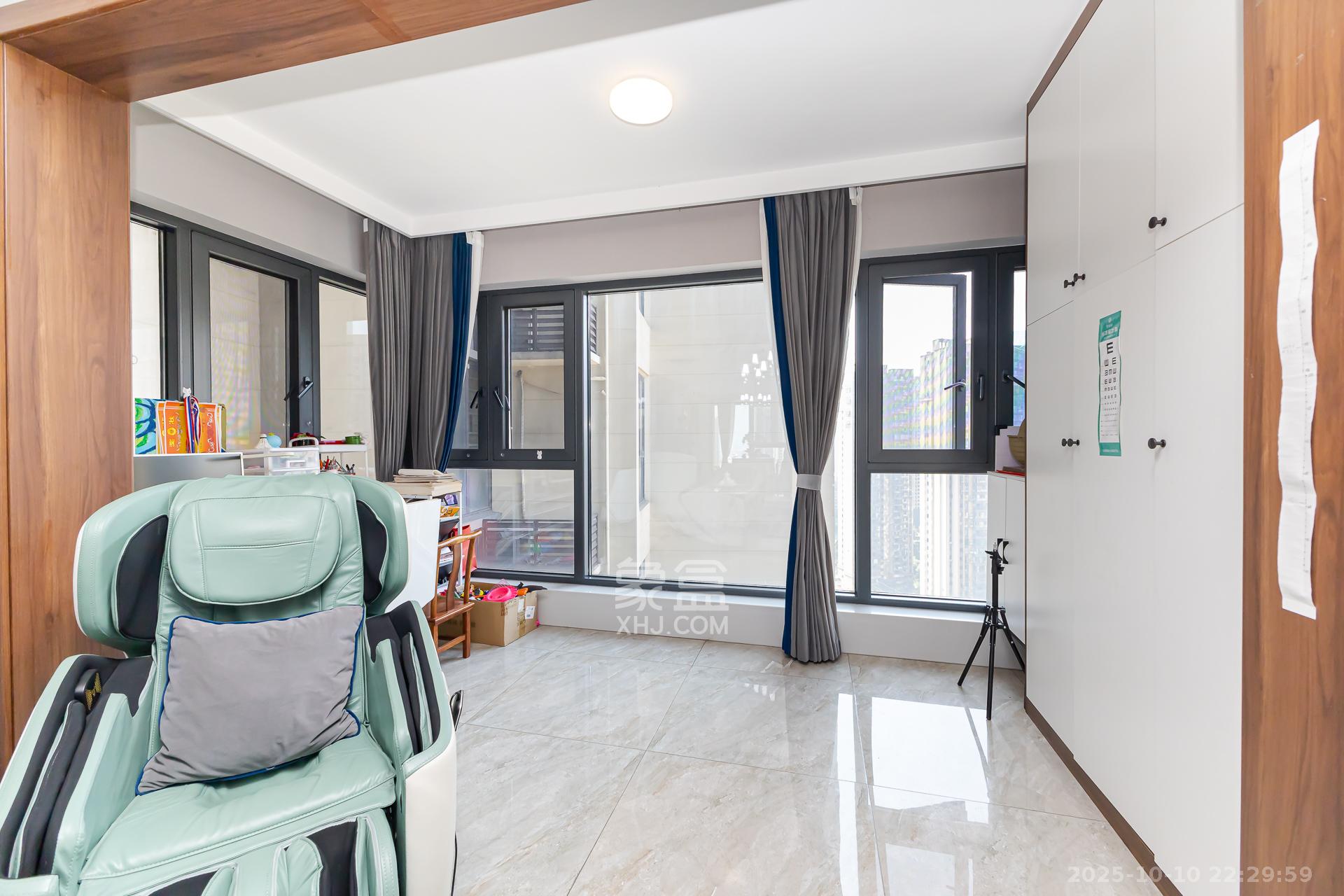 万润滨江天著 5室2厅2卫 135.0万 万润滨江天著 5室2厅2卫 135.0万阳台