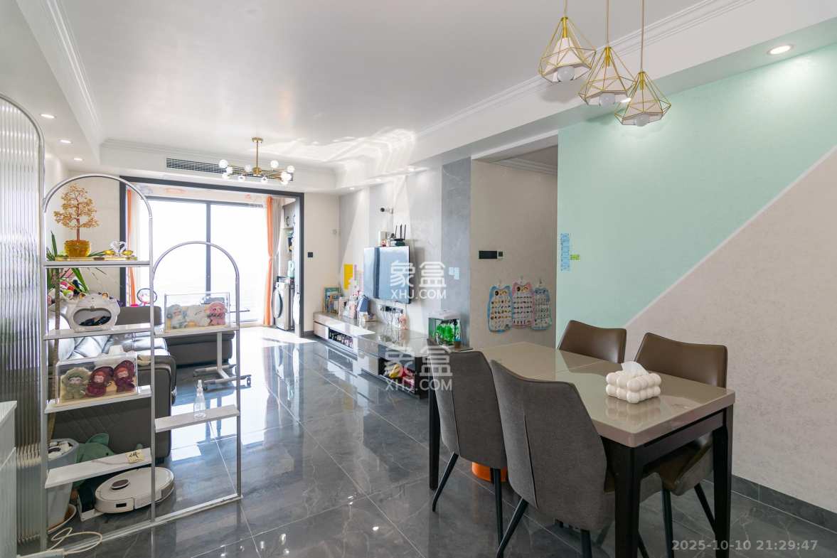 绿地香树花城 3室2厅2卫 79.9万 绿地香树花城 3室2厅2卫 79.9万客厅