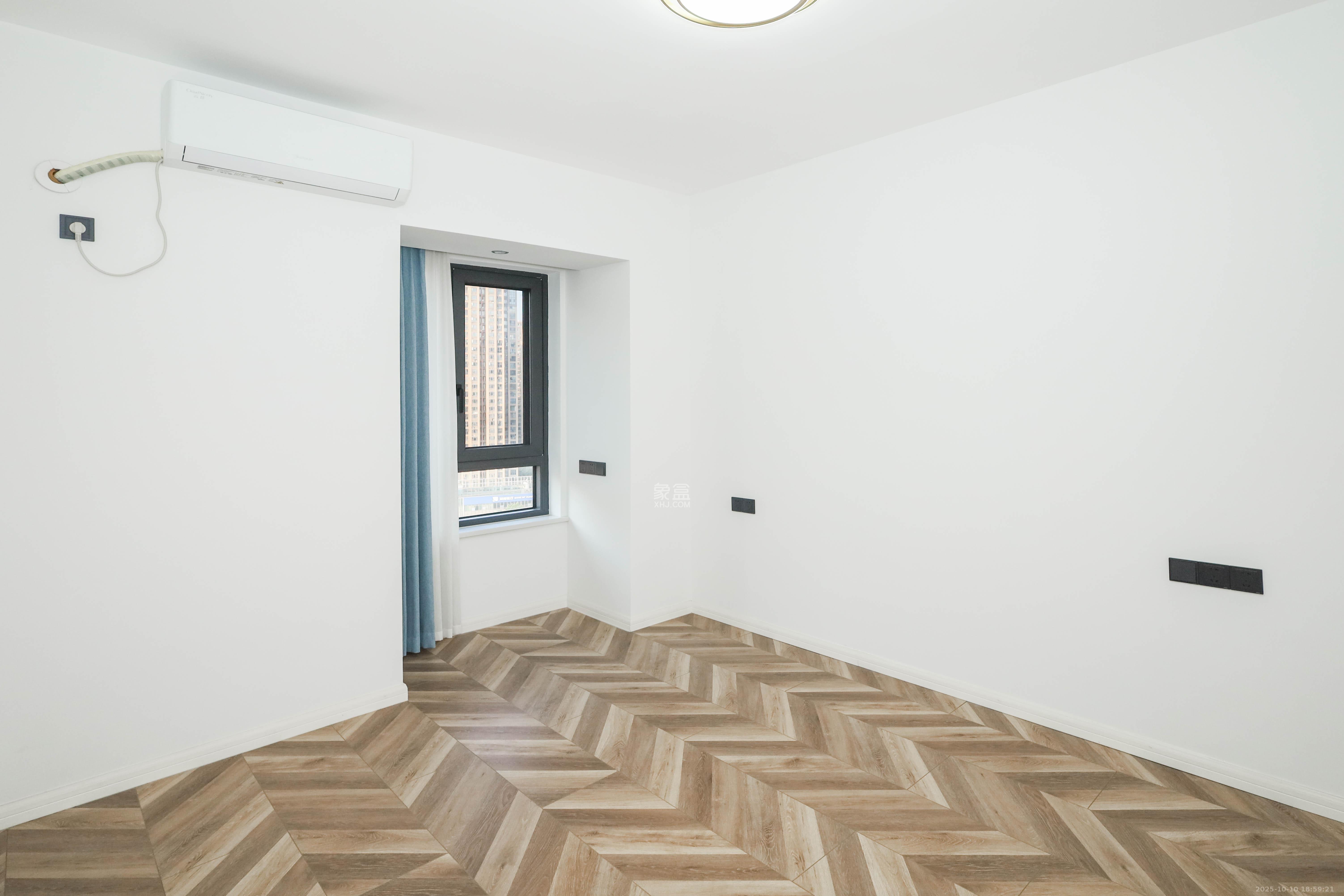 保利麓谷林语D区  4室2厅2卫    148.0万卧室