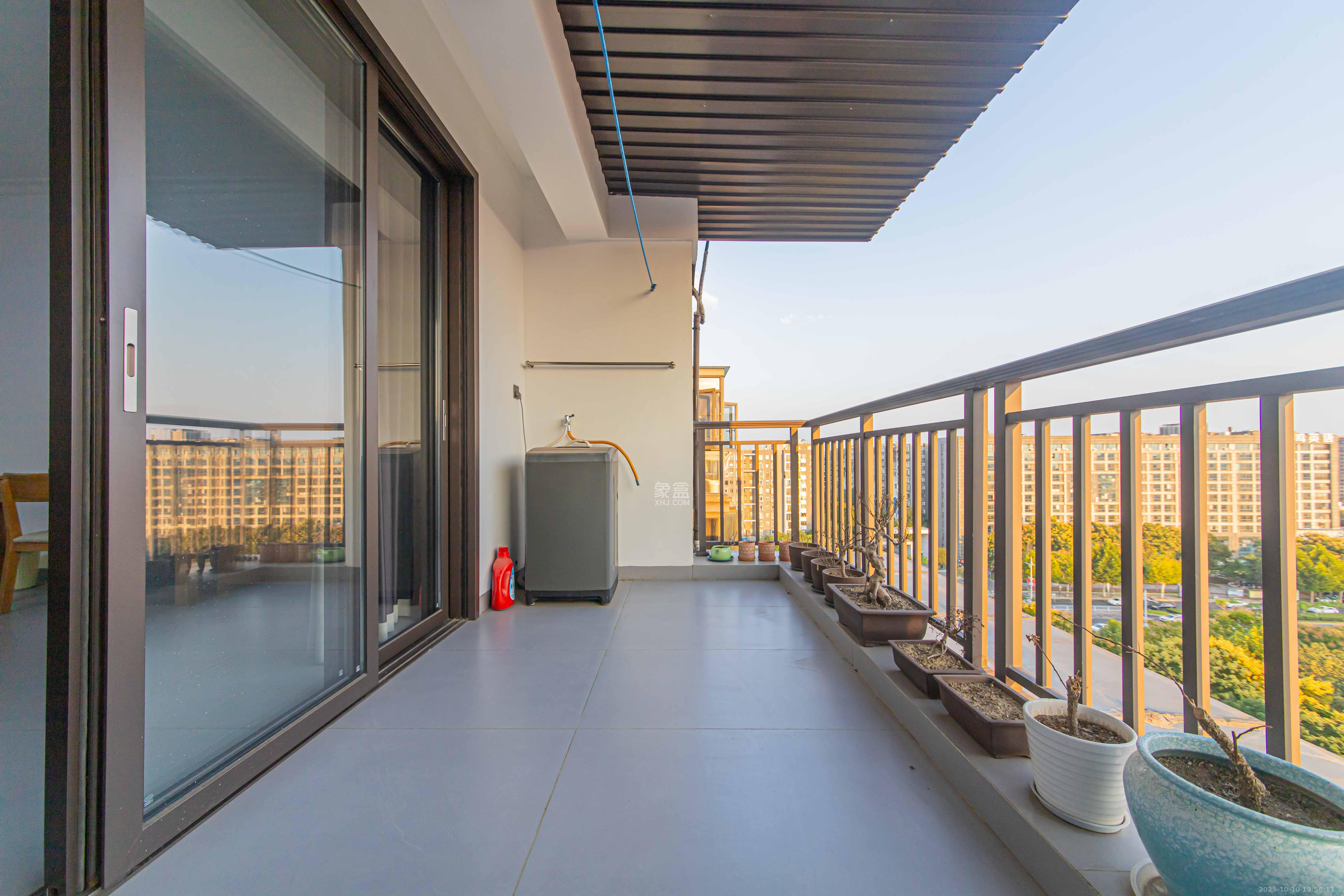 绿地公馆（绿地名邸）  3室2厅2卫    118.0万阳台