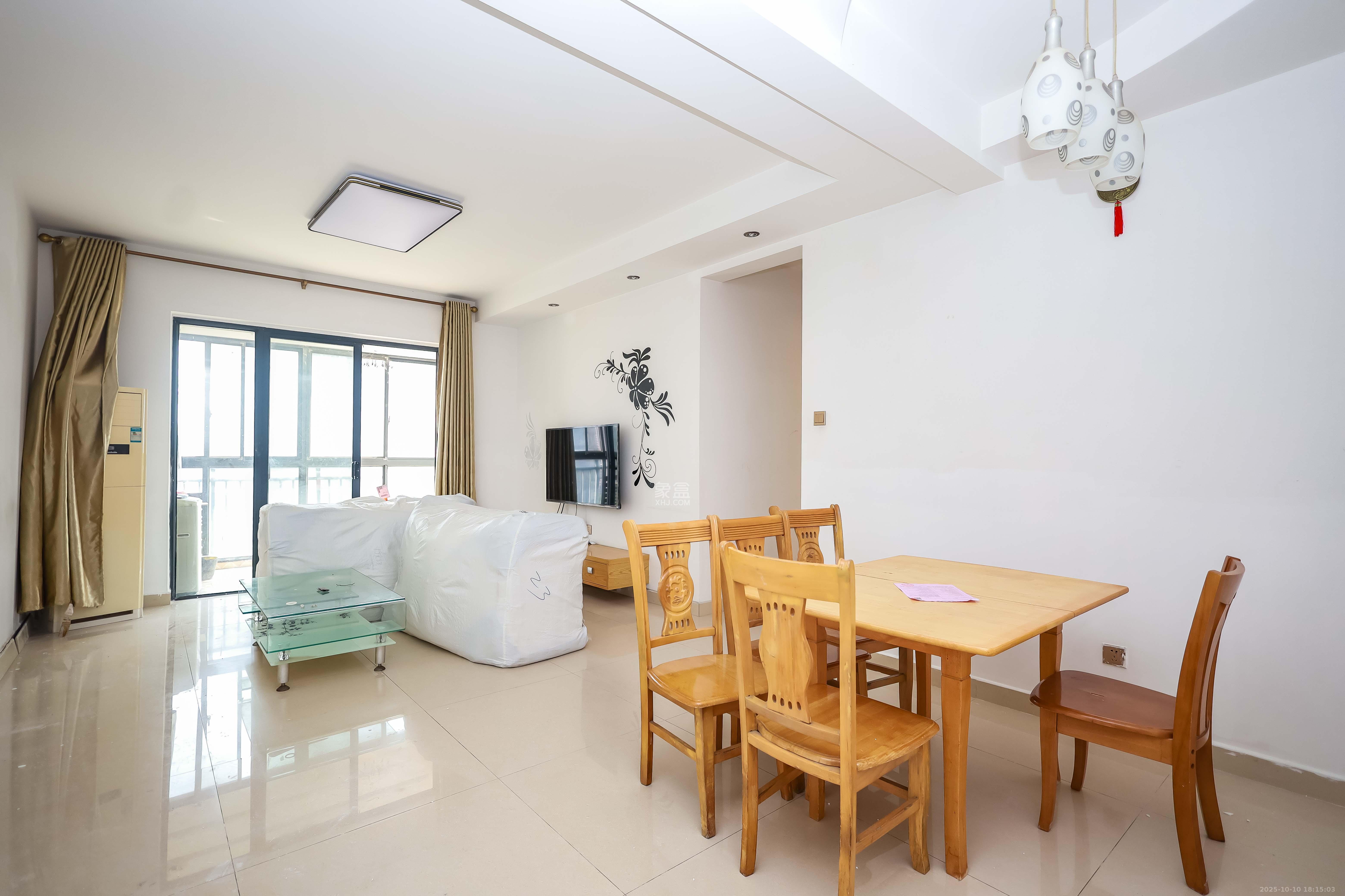 莱茵城  3室2厅1卫    62.0万客厅