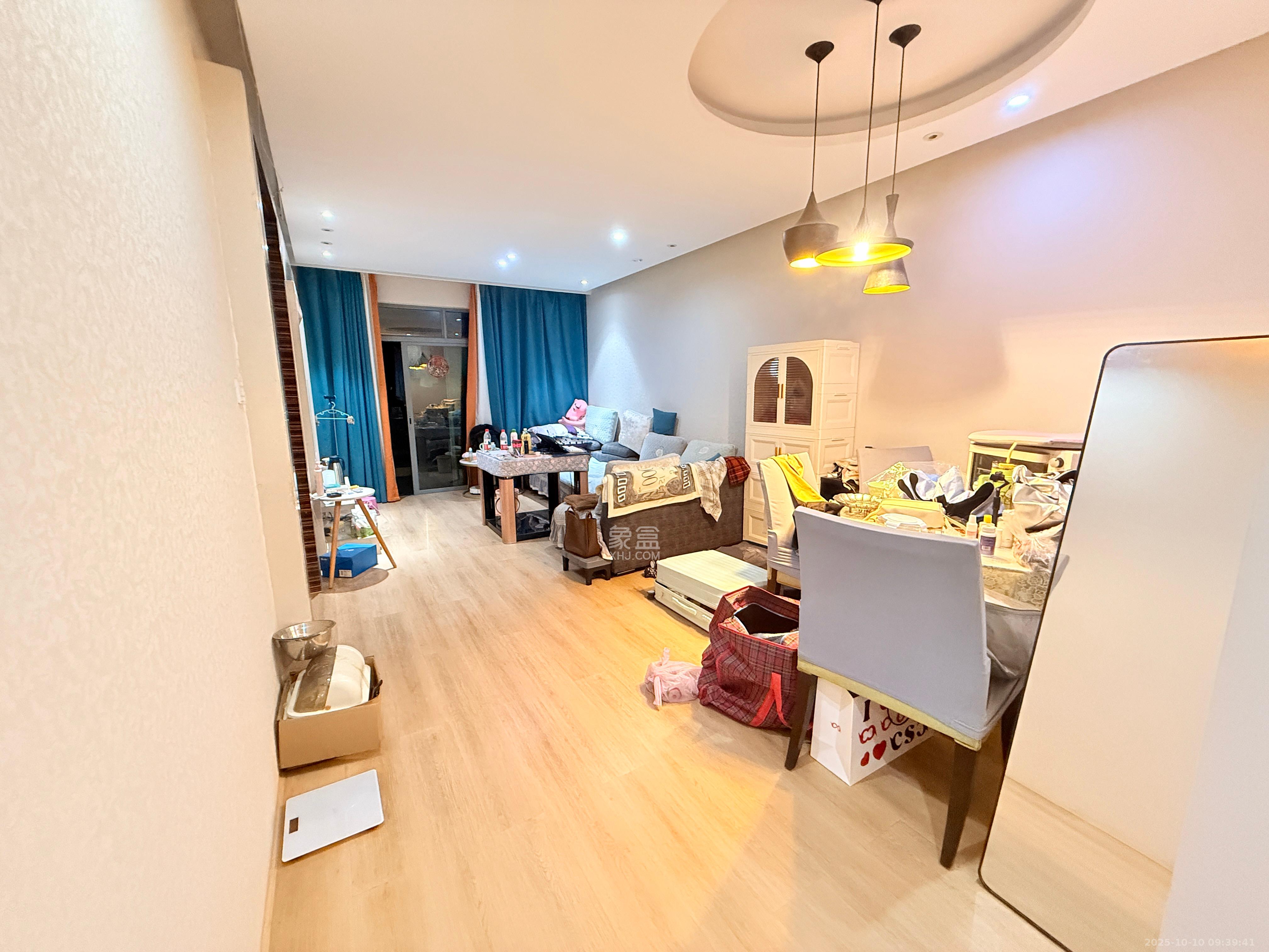 新城新世界一二三期  2室2厅1卫    2600.0元/月 新城新世界一二三期  2室2厅1卫    2600.0元/月