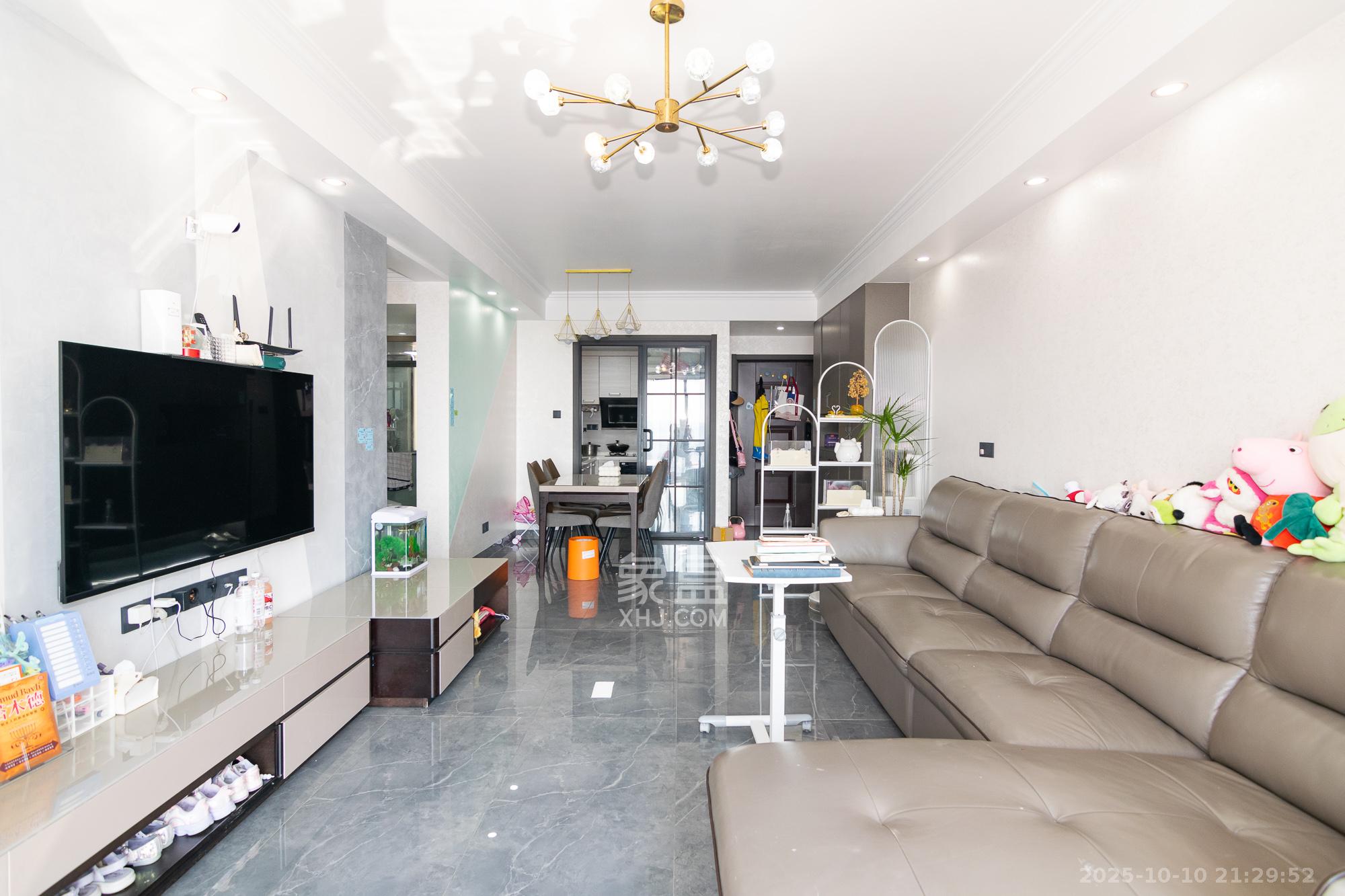 绿地香树花城 3室2厅2卫 79.9万 绿地香树花城 3室2厅2卫 79.9万客厅