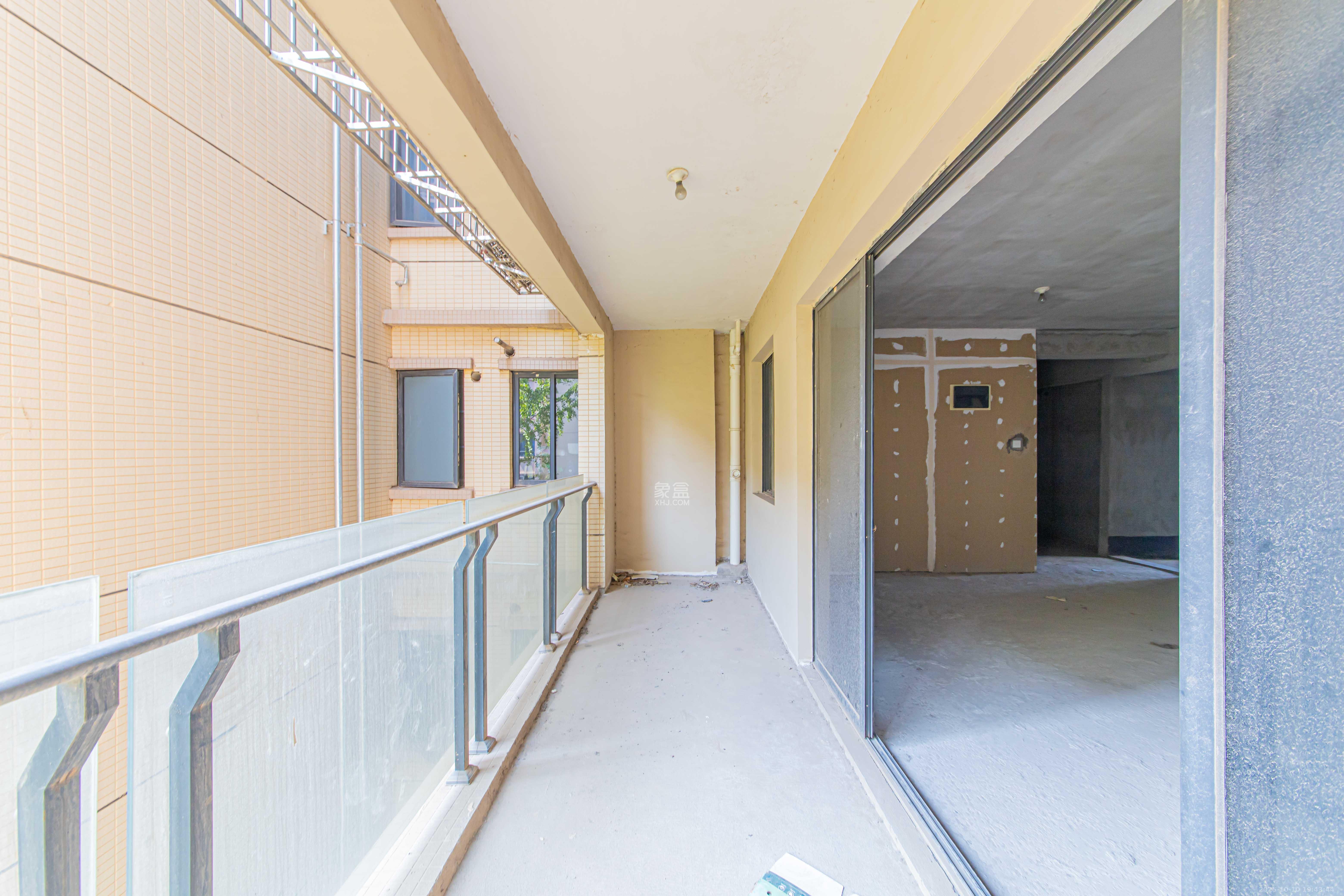 保利花园  3室2厅2卫    95.0万阳台