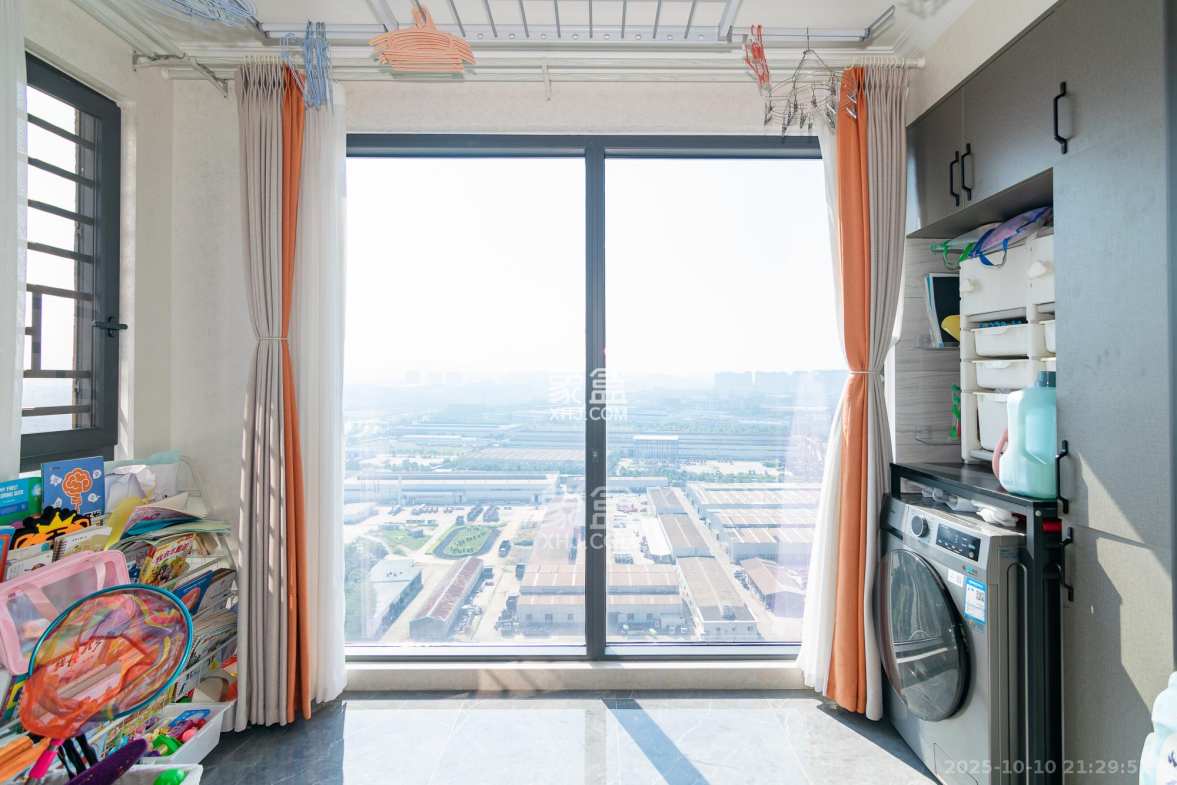 绿地香树花城 3室2厅2卫 79.9万 绿地香树花城 3室2厅2卫 79.9万阳台