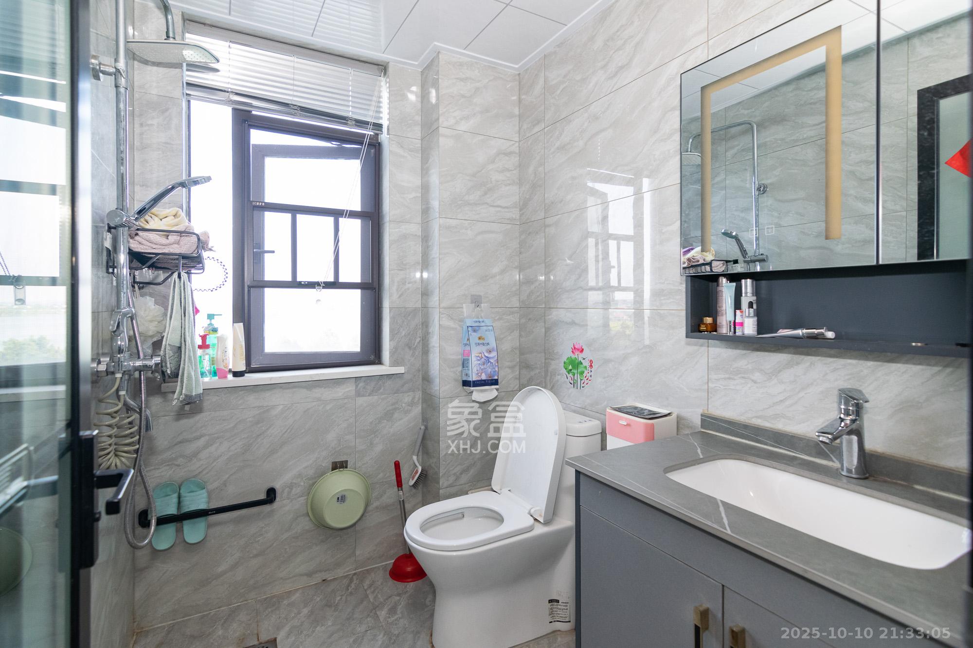 高域自然城 4室2厅2卫 145.0万 高域自然城 4室2厅2卫 145.0万卫生间