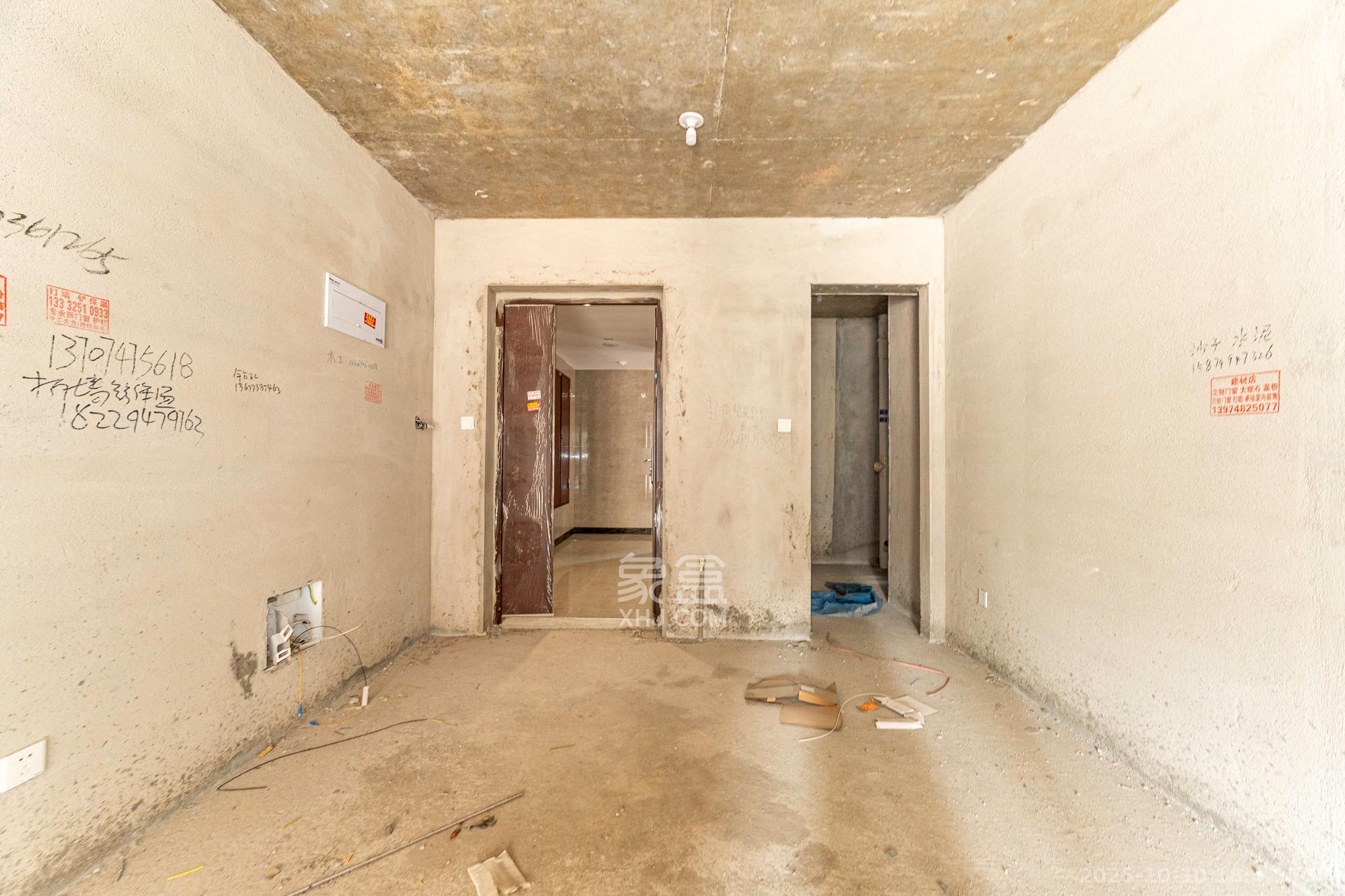 荣盛城  4室2厅2卫    88.0万客厅