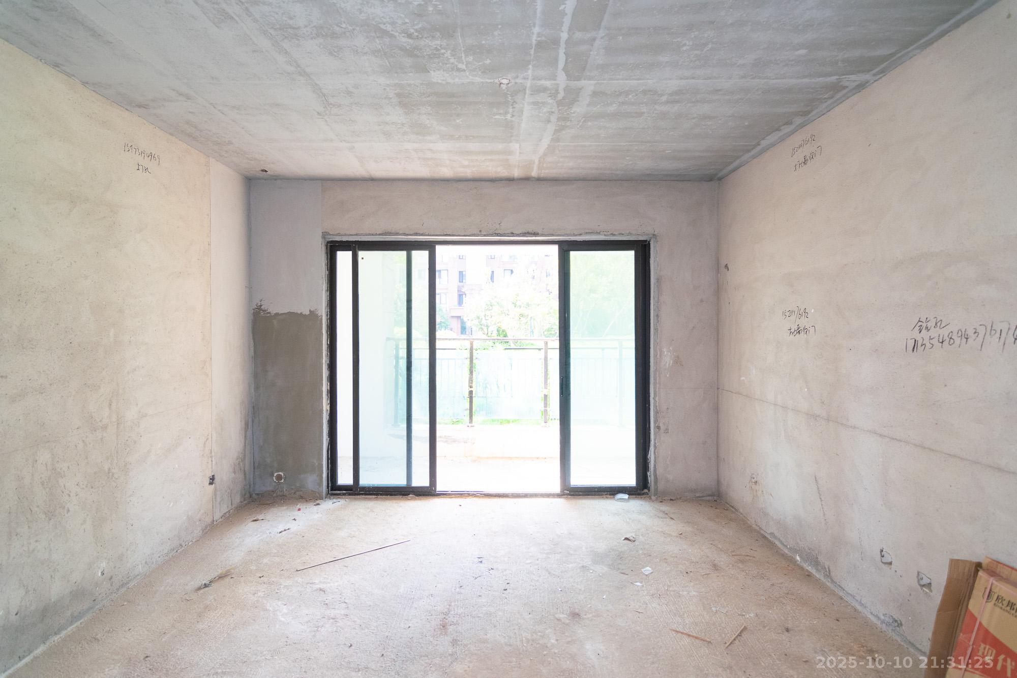 裕田奥莱小镇  5室2厅2卫    86.0万