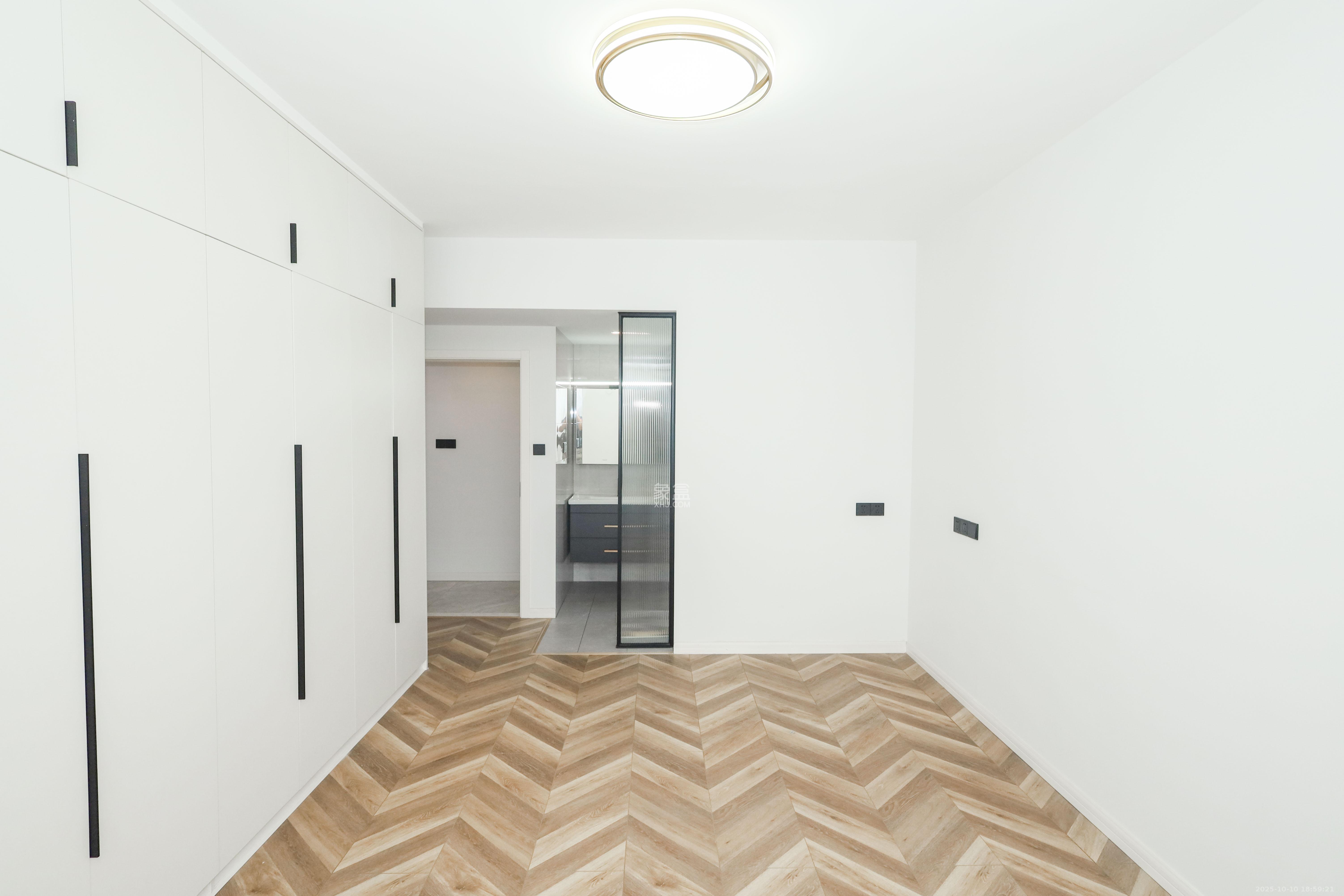 保利麓谷林语D区  4室2厅2卫    148.0万卧室