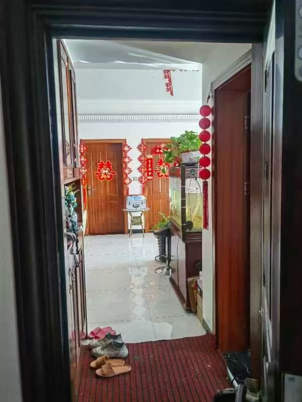 西溪美景  4室2厅2卫    72.0万客厅