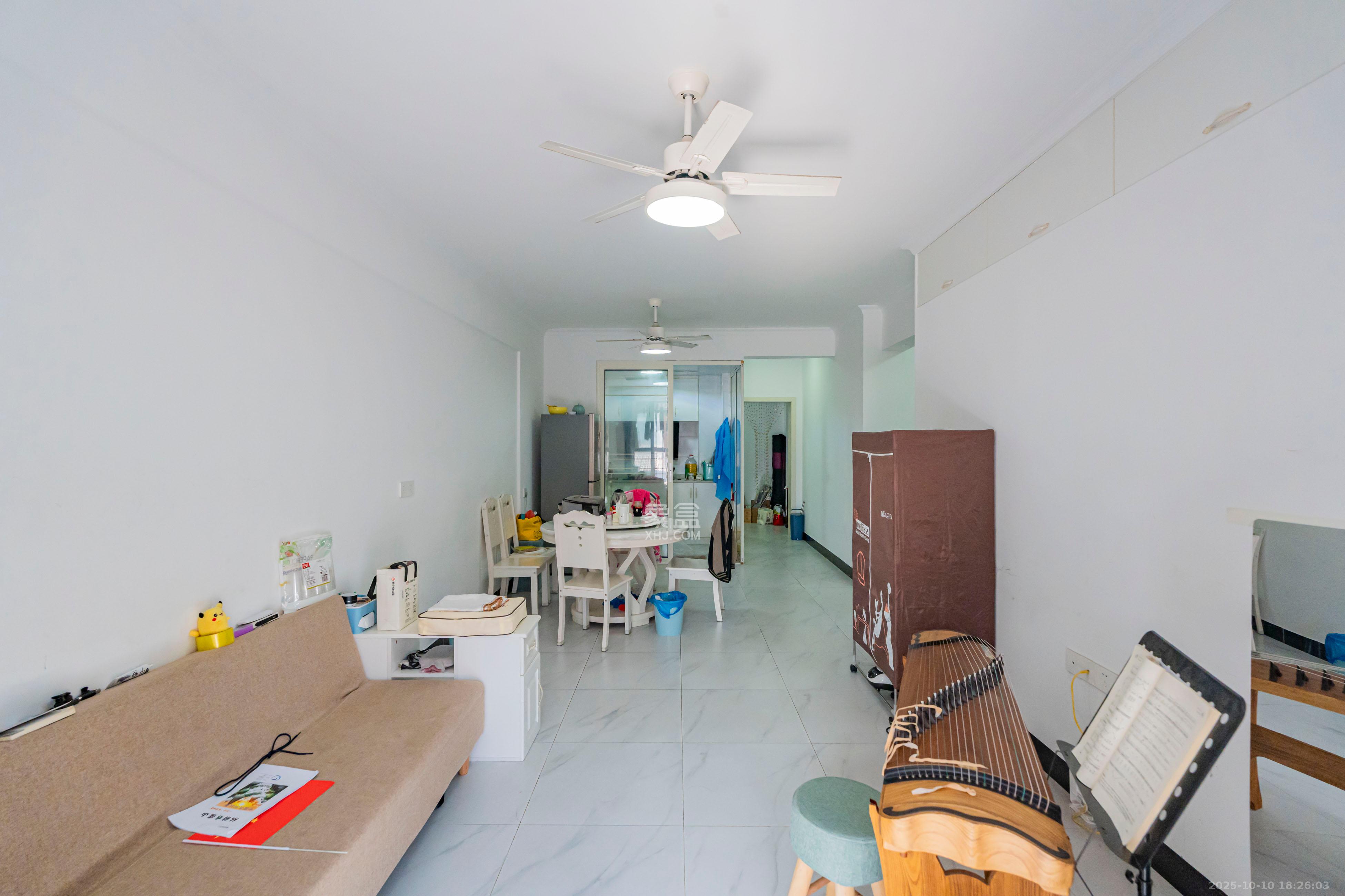 海洋半岛（月珑湾）  3室2厅1卫    100.0万客厅