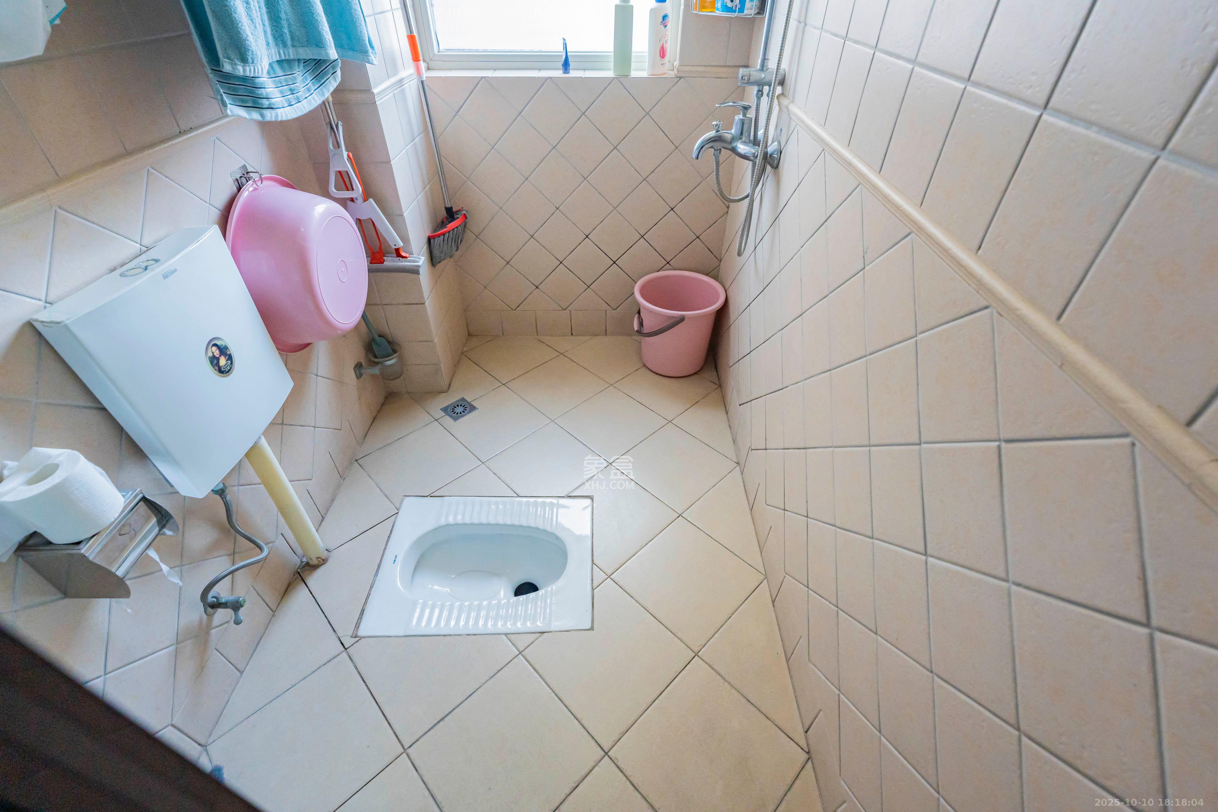 金色屋顶 4室2厅2卫 238.0万 金色屋顶 4室2厅2卫 238.0万卫生间