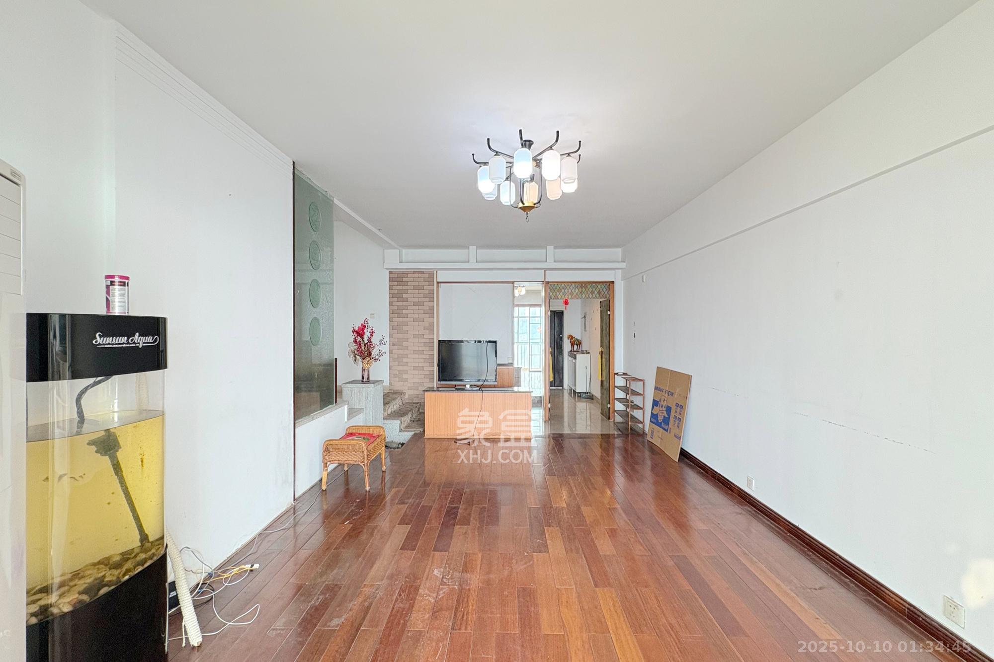 梦泽园  4室2厅1卫    220.0万客厅