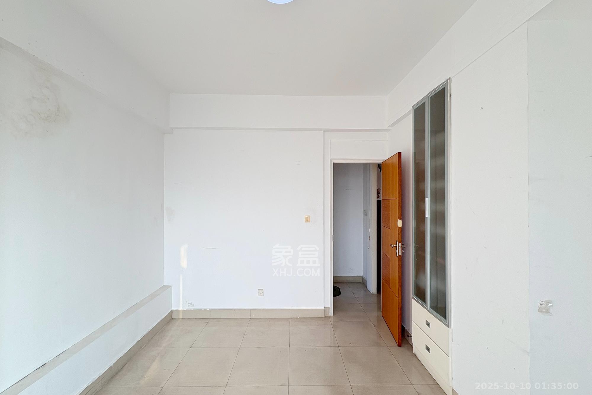 梦泽园  4室2厅1卫    220.0万卧室