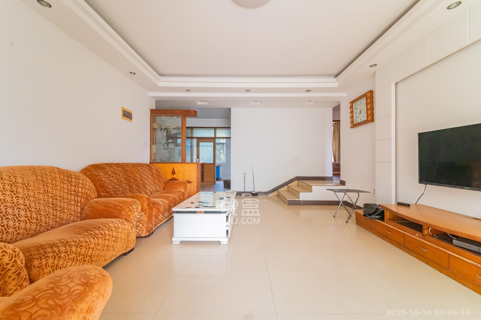 山水人家一二期  3室2厅2卫    73.0万客厅