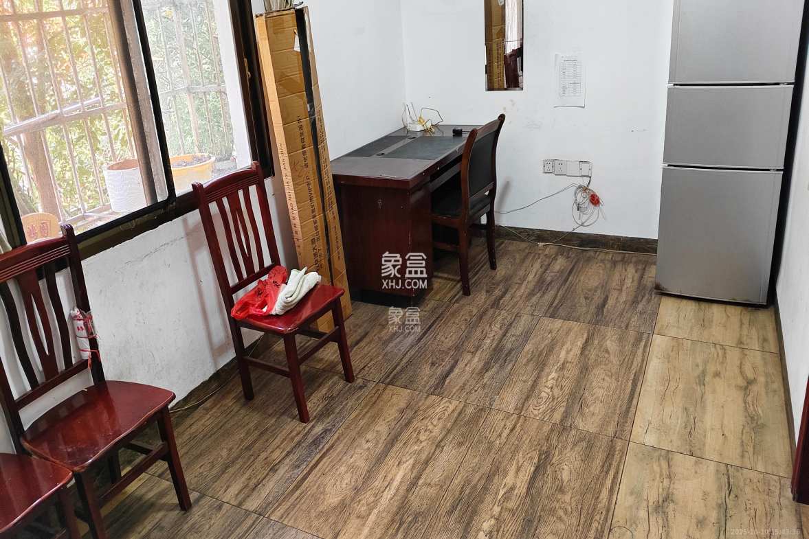 长重机械厂宿舍 2室1厅1卫 1300.0元/月 长重机械厂宿舍 2室1厅1卫 1300.0元/月室内图