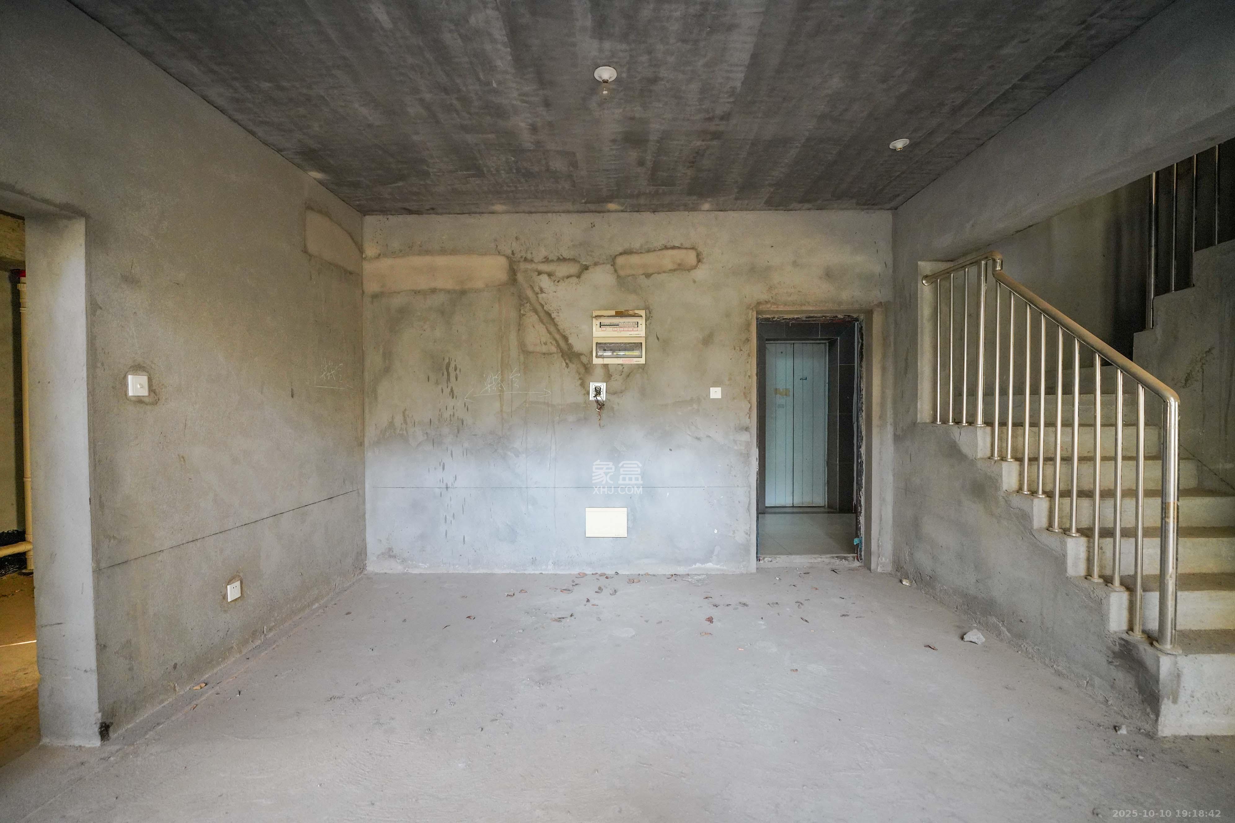 嘉华城（一期）  4室2厅2卫    150.0万客厅