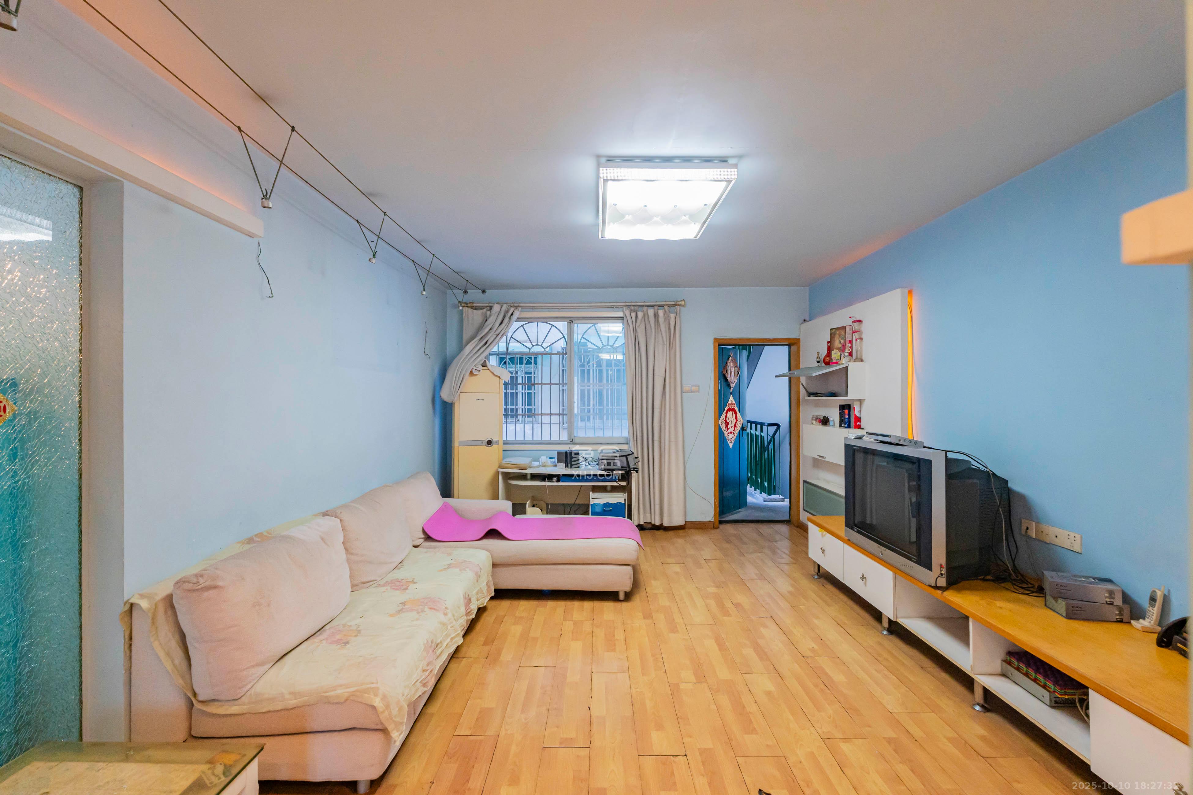 金帆小区 3室2厅2卫 79.88万 金帆小区 3室2厅2卫 79.88万客厅