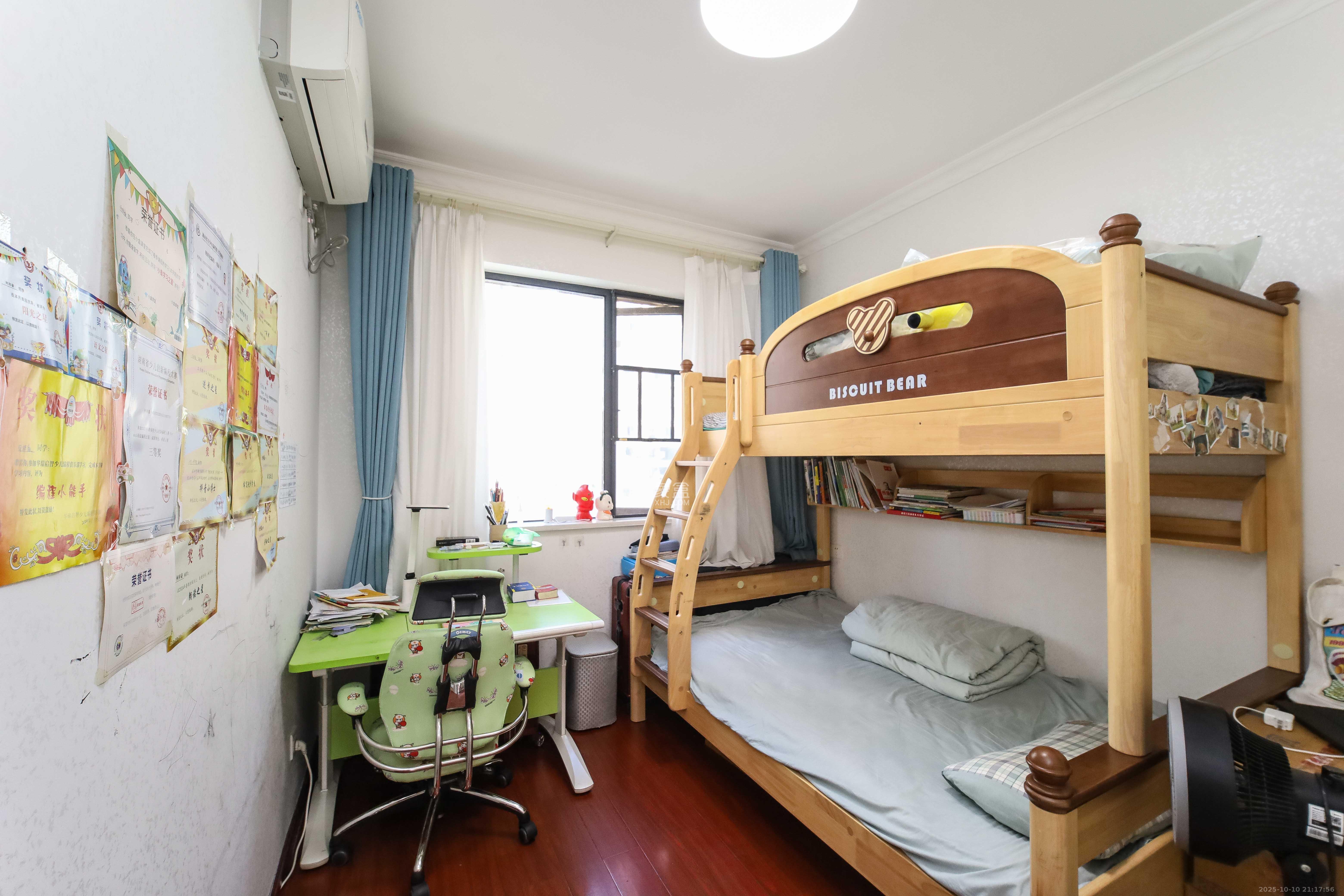 江河东澜湾  3室2厅2卫    135.0万卧室