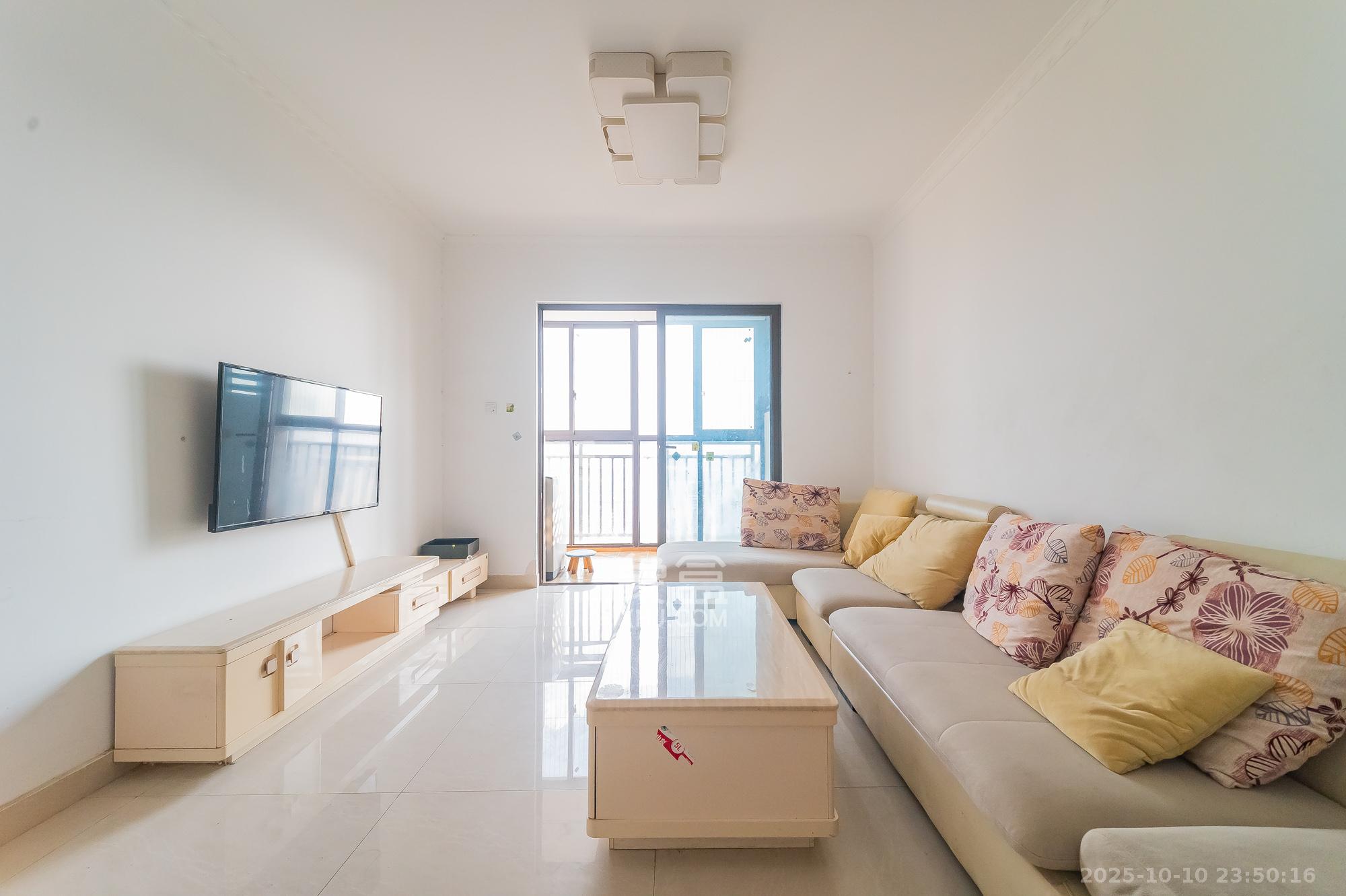 华润置地广场二期  3室2厅2卫    69.8万 华润置地广场二期  3室2厅2卫    69.8万客厅