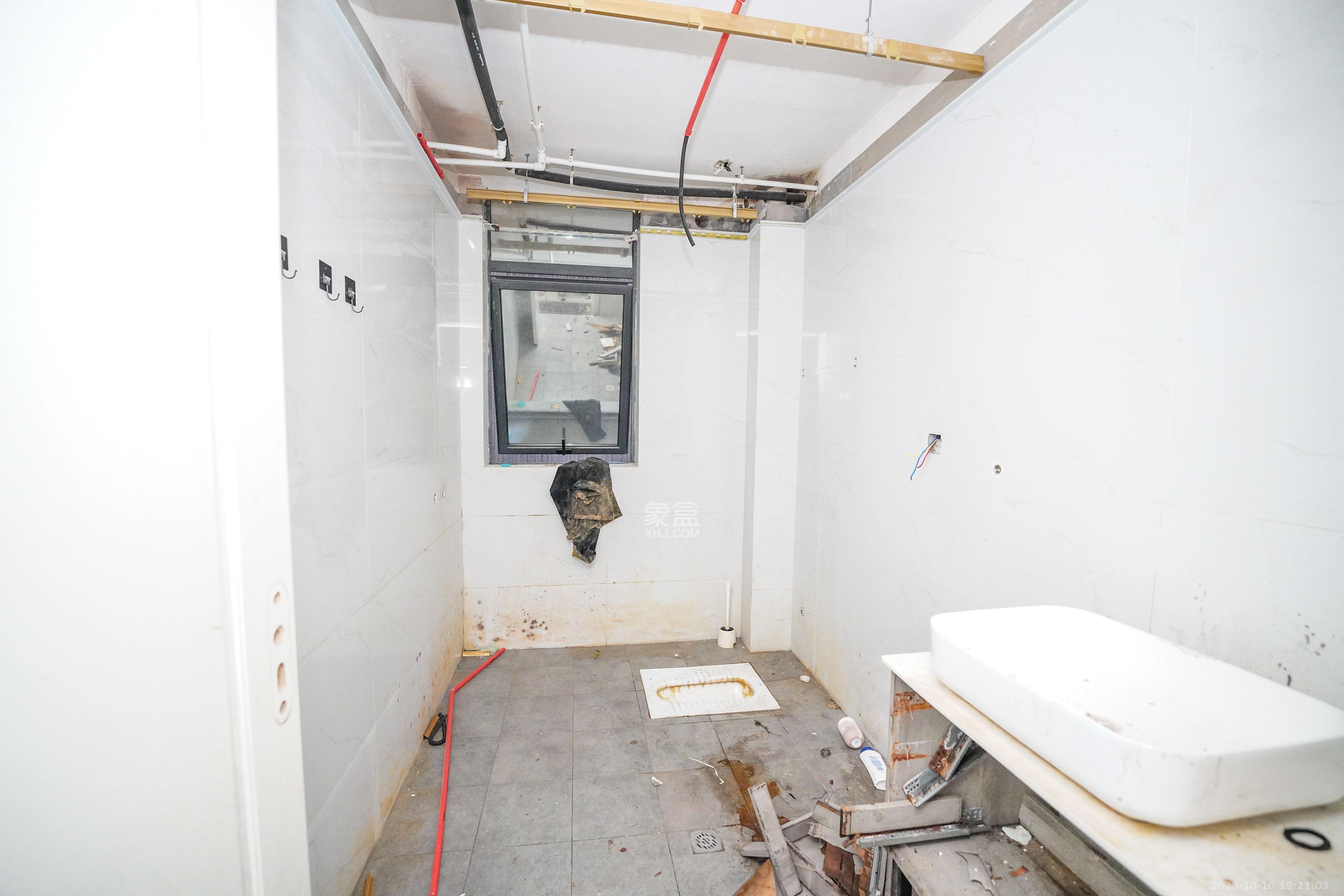 五矿万境蓝山  6室2厅4卫    355.0万卫生间