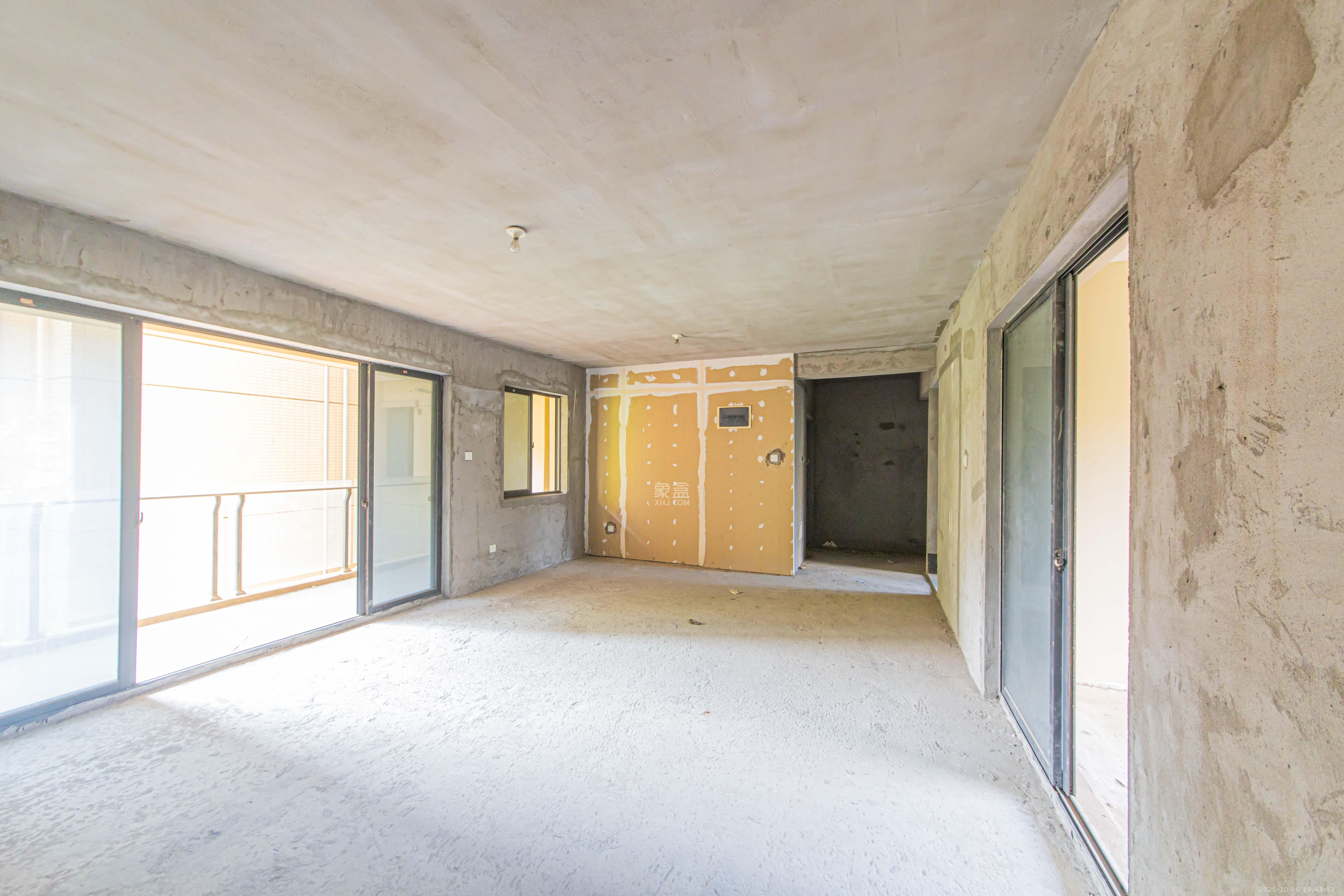 保利花园  3室2厅2卫    95.0万客厅