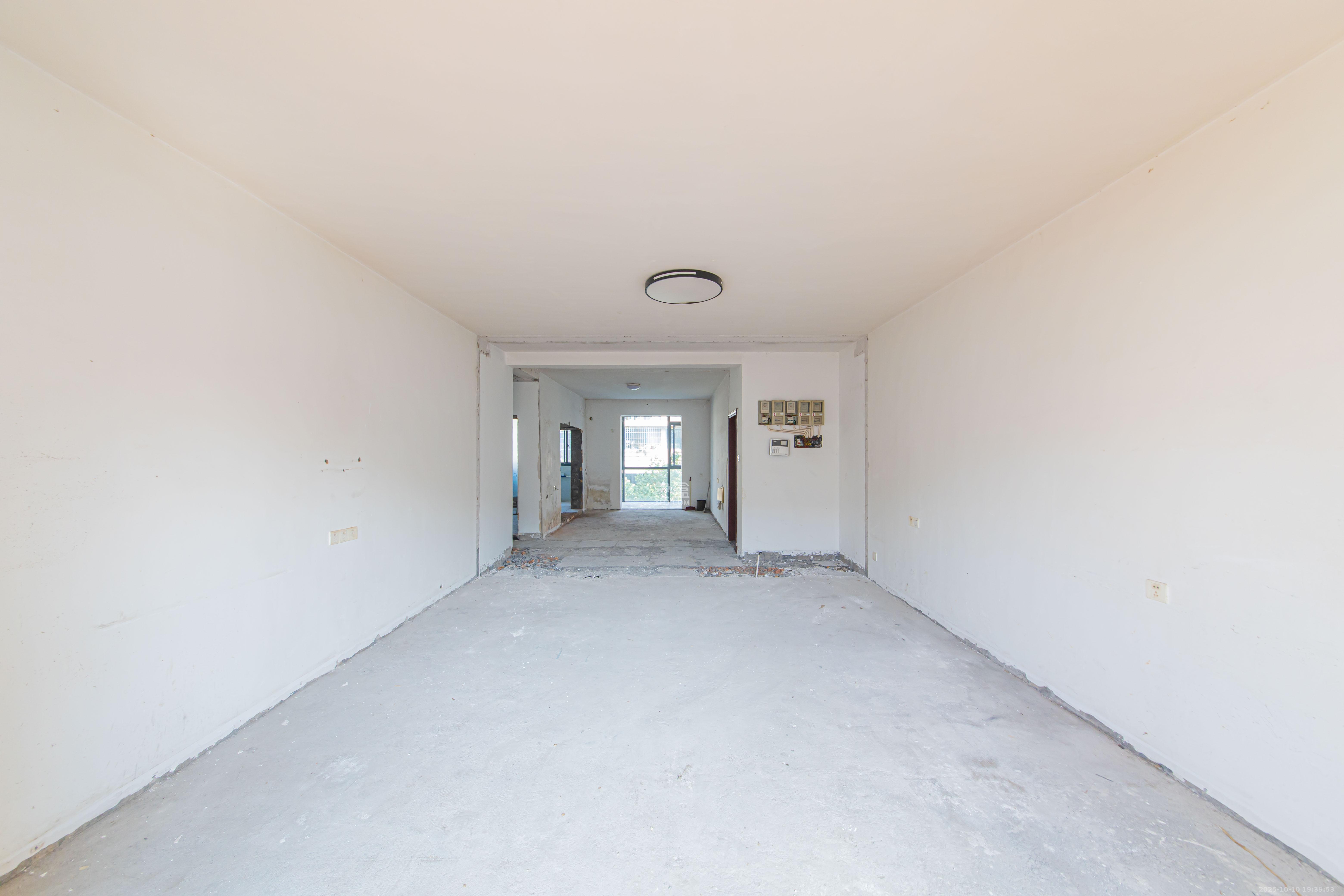 银桂苑  4室2厅2卫    126.0万客厅