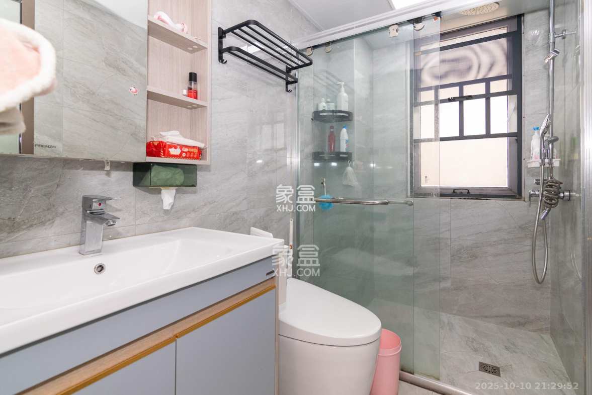 绿地香树花城 3室2厅2卫 79.9万 绿地香树花城 3室2厅2卫 79.9万卫生间