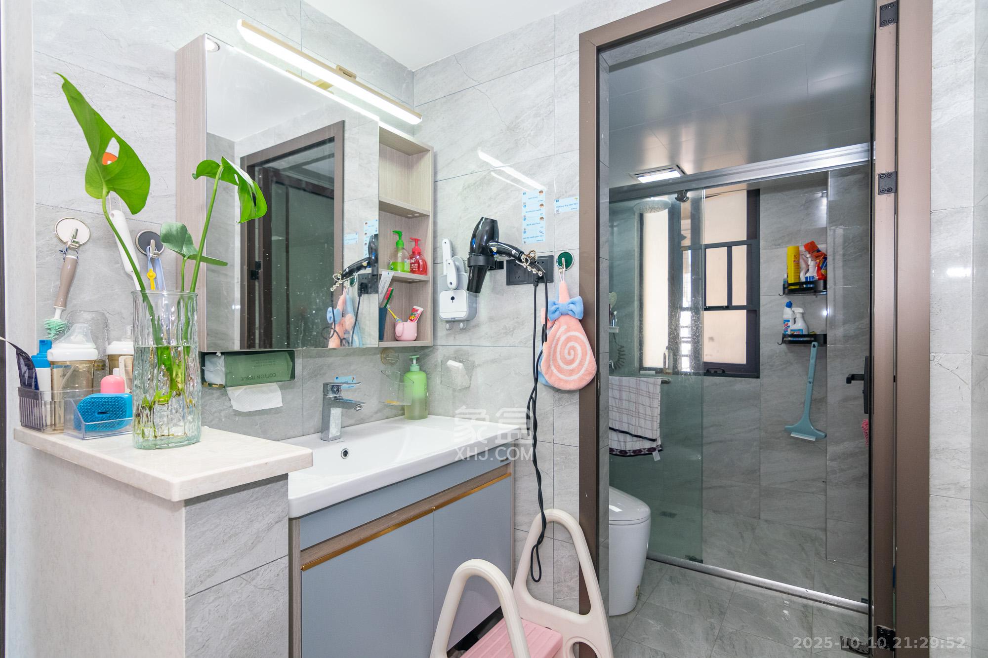 绿地香树花城 3室2厅2卫 79.9万 绿地香树花城 3室2厅2卫 79.9万卫生间