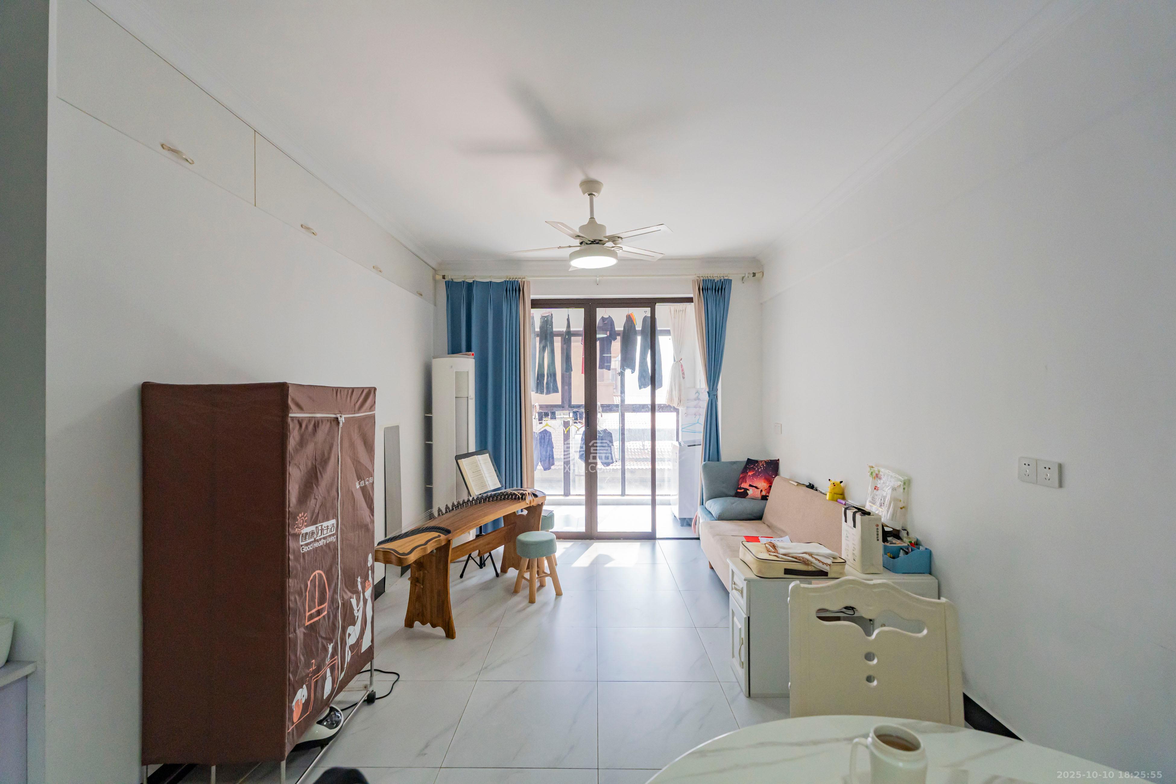 海洋半岛(月珑湾) 3室2厅1卫 100.0万 海洋半岛(月珑湾) 3室2厅1卫 100.0万客厅