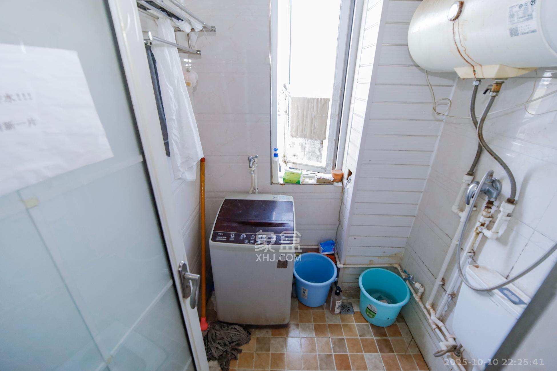 蓝光幸福满庭  4室2厅2卫    85.0万卫生间