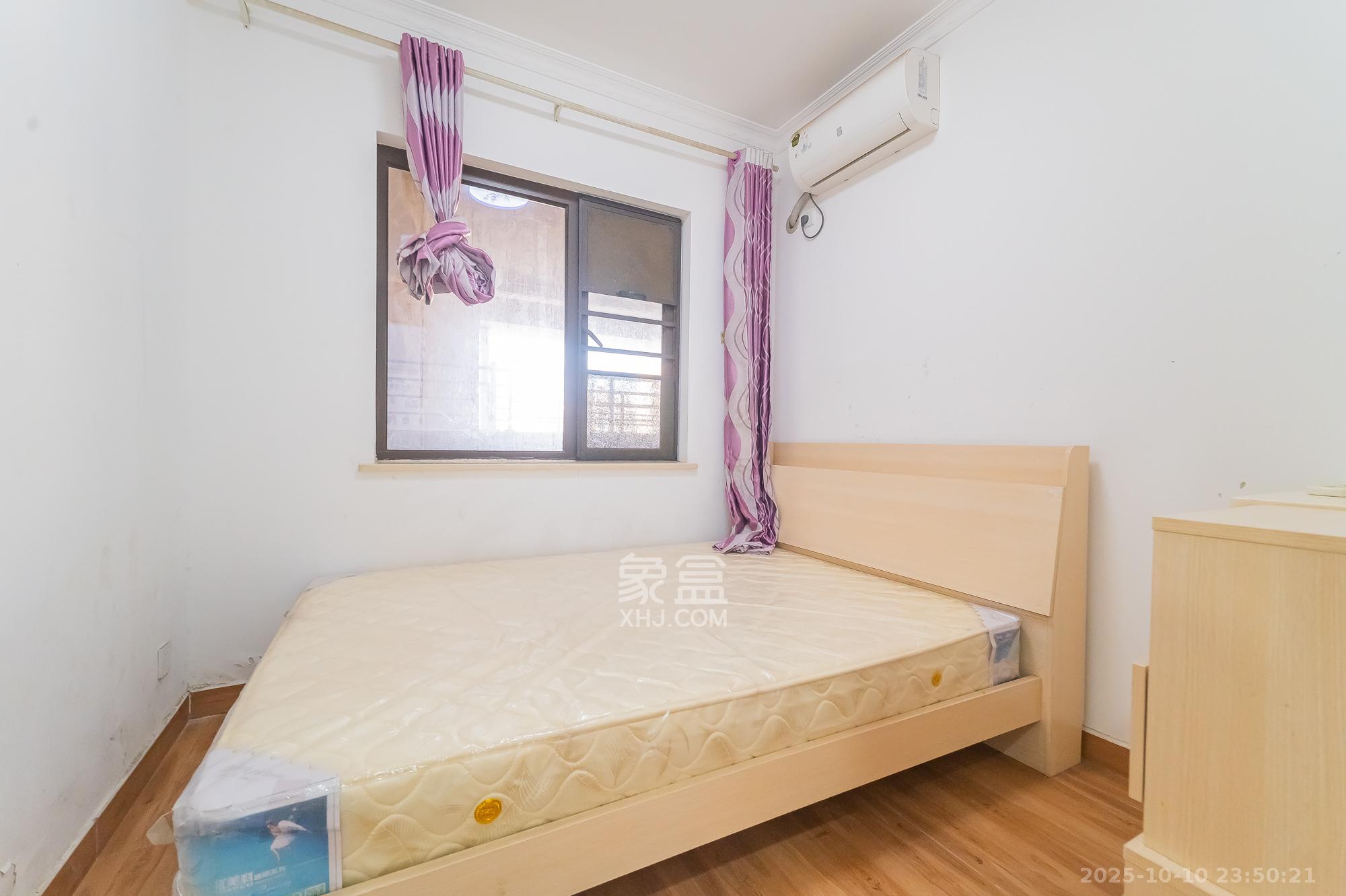 华润置地广场二期  3室2厅2卫    69.8万 华润置地广场二期  3室2厅2卫    69.8万卧室