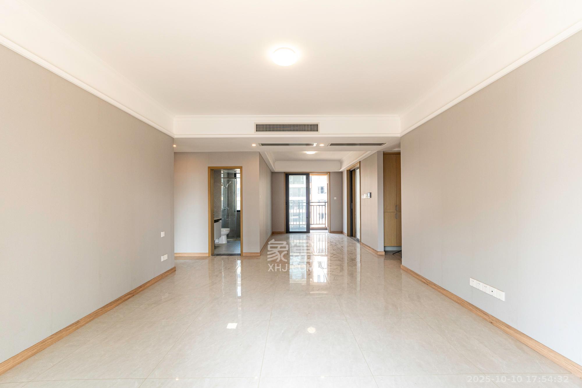 运达锦绣广场 4室2厅2卫 150.0万 运达锦绣广场 4室2厅2卫 150.0万客厅