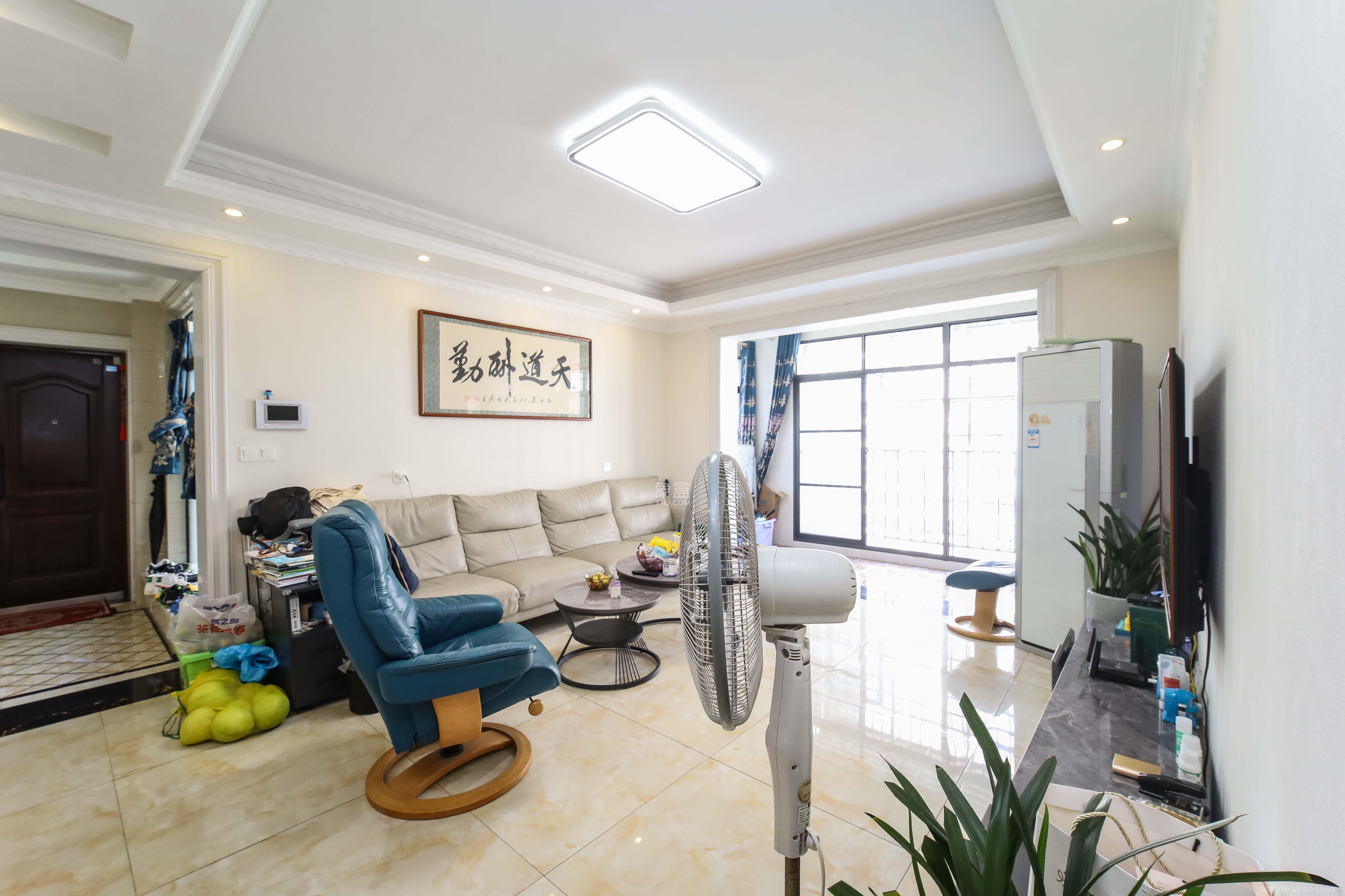 江河东澜湾  3室2厅2卫    135.0万客厅