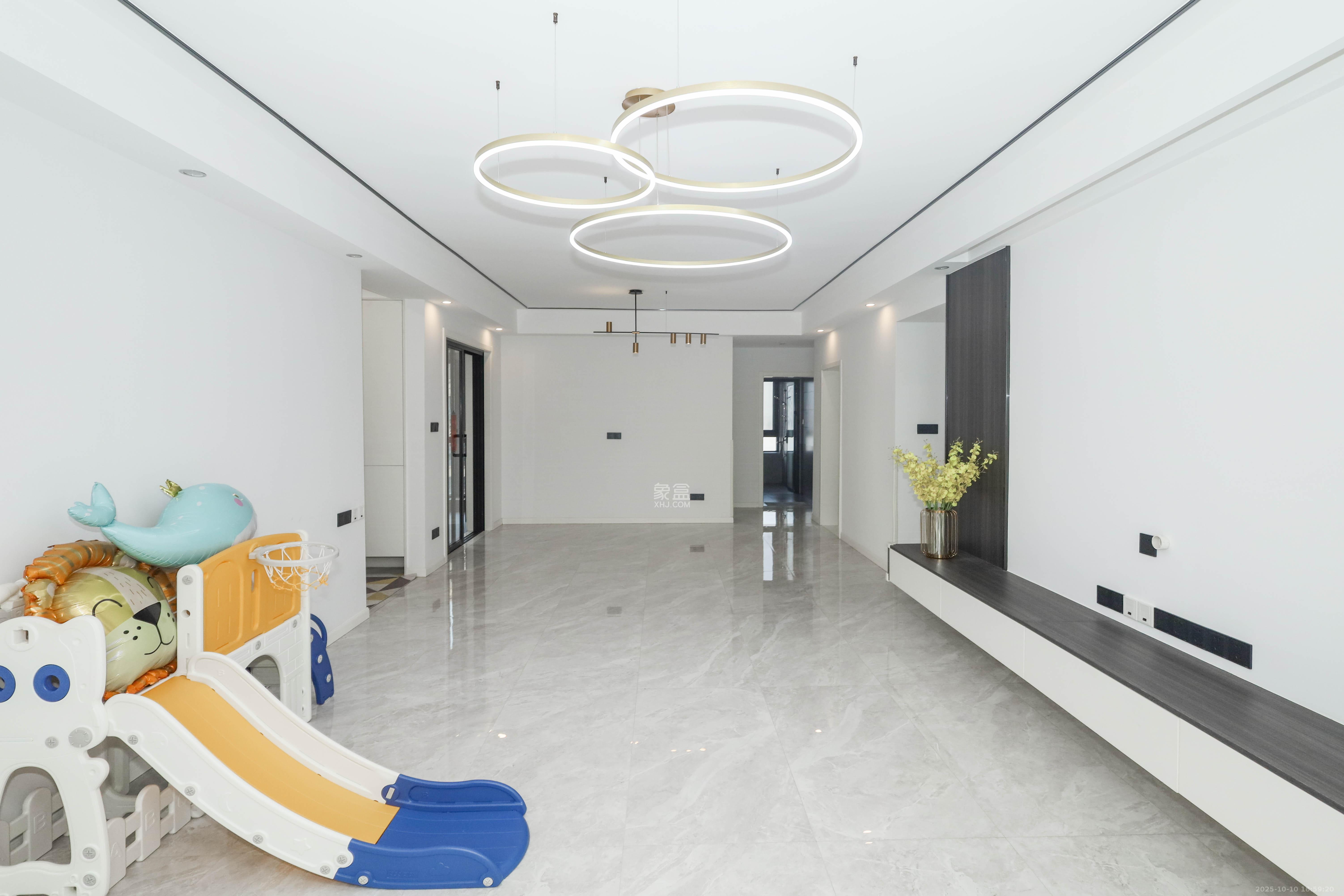 保利麓谷林语D区 4室2厅2卫 148.0万 保利麓谷林语D区 4室2厅2卫 148.0万客厅