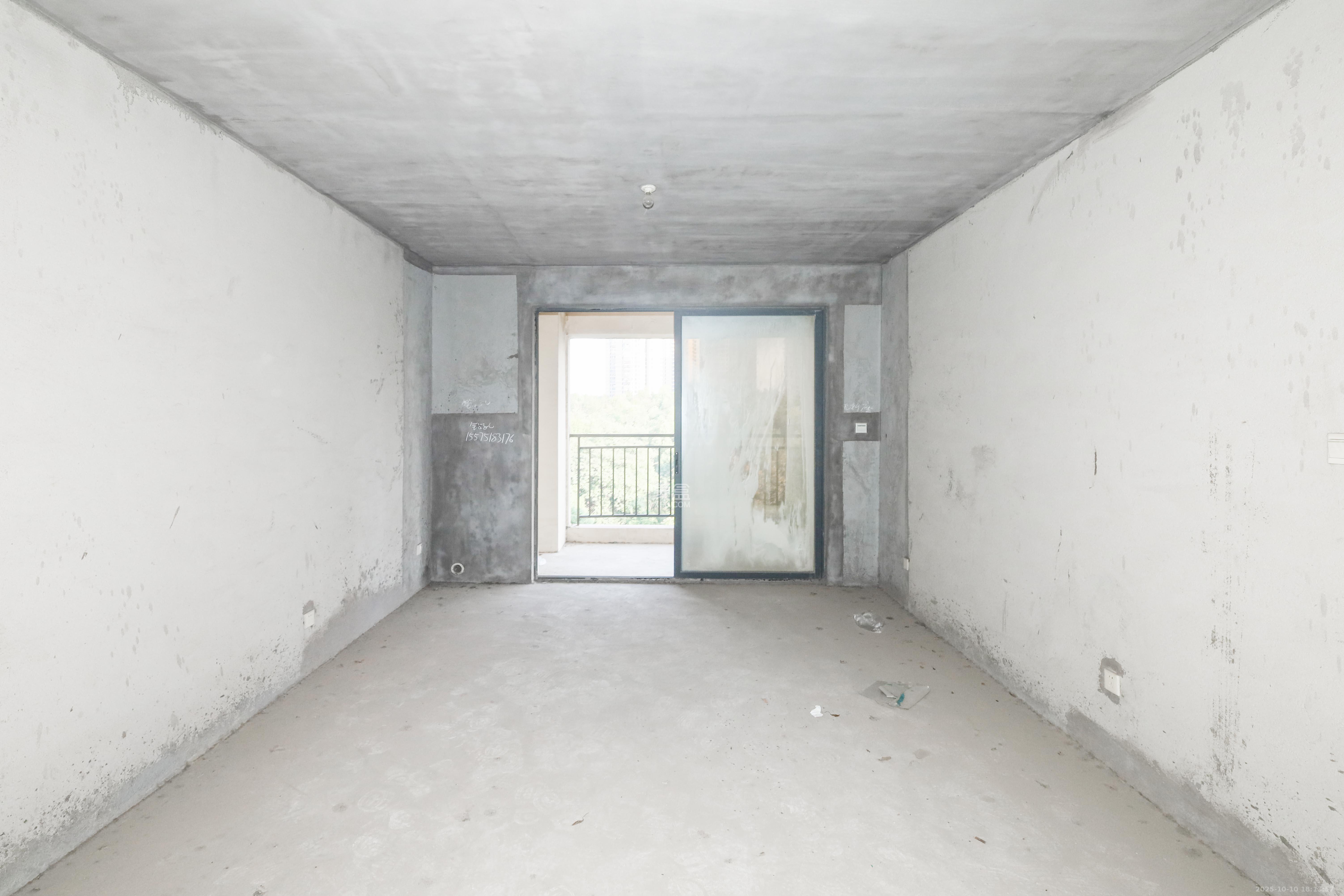 保利麓谷林语C区 3室2厅1卫 85.0万 保利麓谷林语C区 3室2厅1卫 85.0万客厅