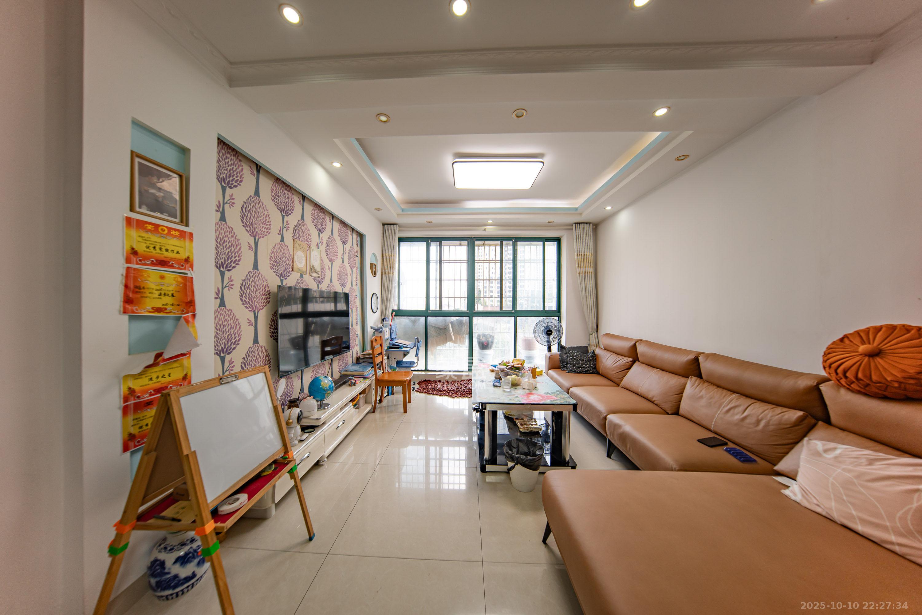 枫华府第  3室2厅2卫    56.0万 枫华府第  3室2厅2卫    56.0万客厅