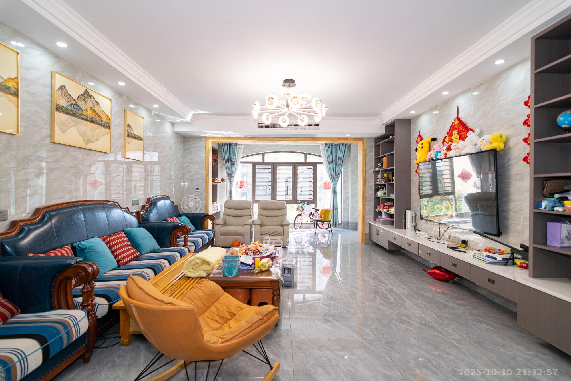 高域自然城 4室2厅2卫 145.0万 高域自然城 4室2厅2卫 145.0万客厅