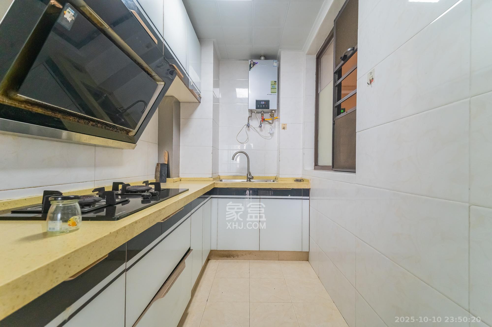 华润置地广场二期  3室2厅2卫    69.8万 华润置地广场二期  3室2厅2卫    69.8万厨房