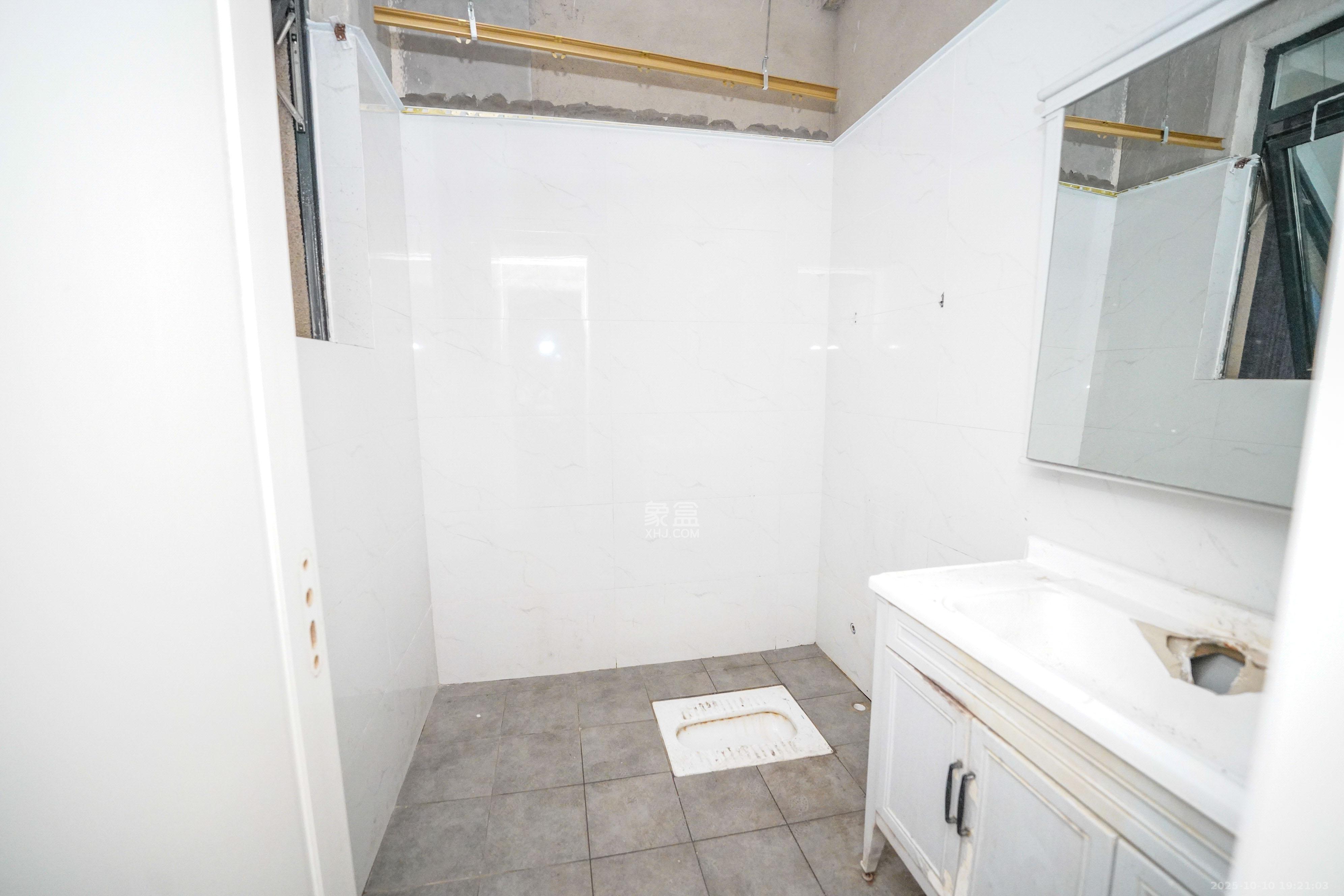 五矿万境蓝山  6室2厅4卫    355.0万卫生间