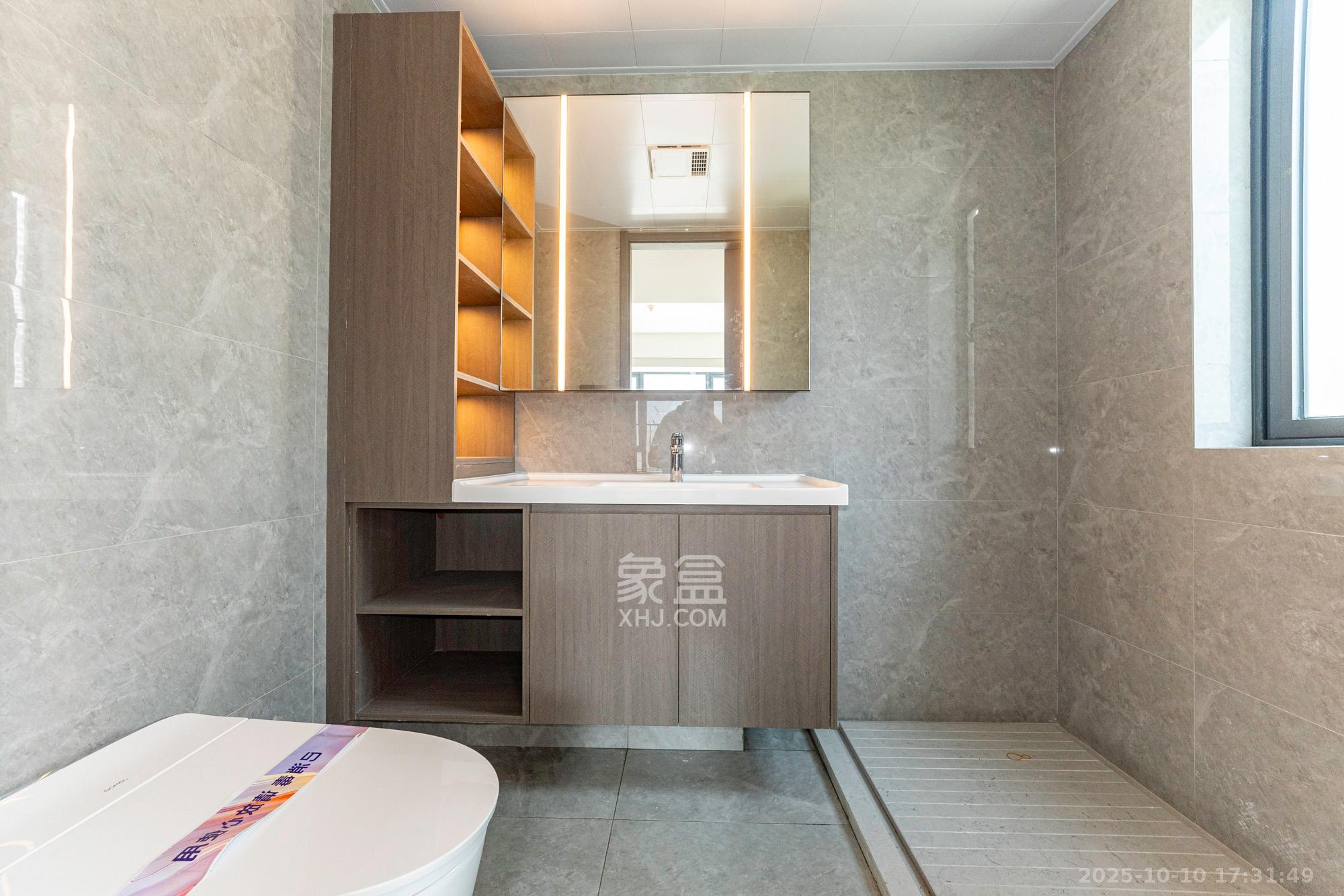 万科松湖天地  4室2厅2卫    200.0万卫生间