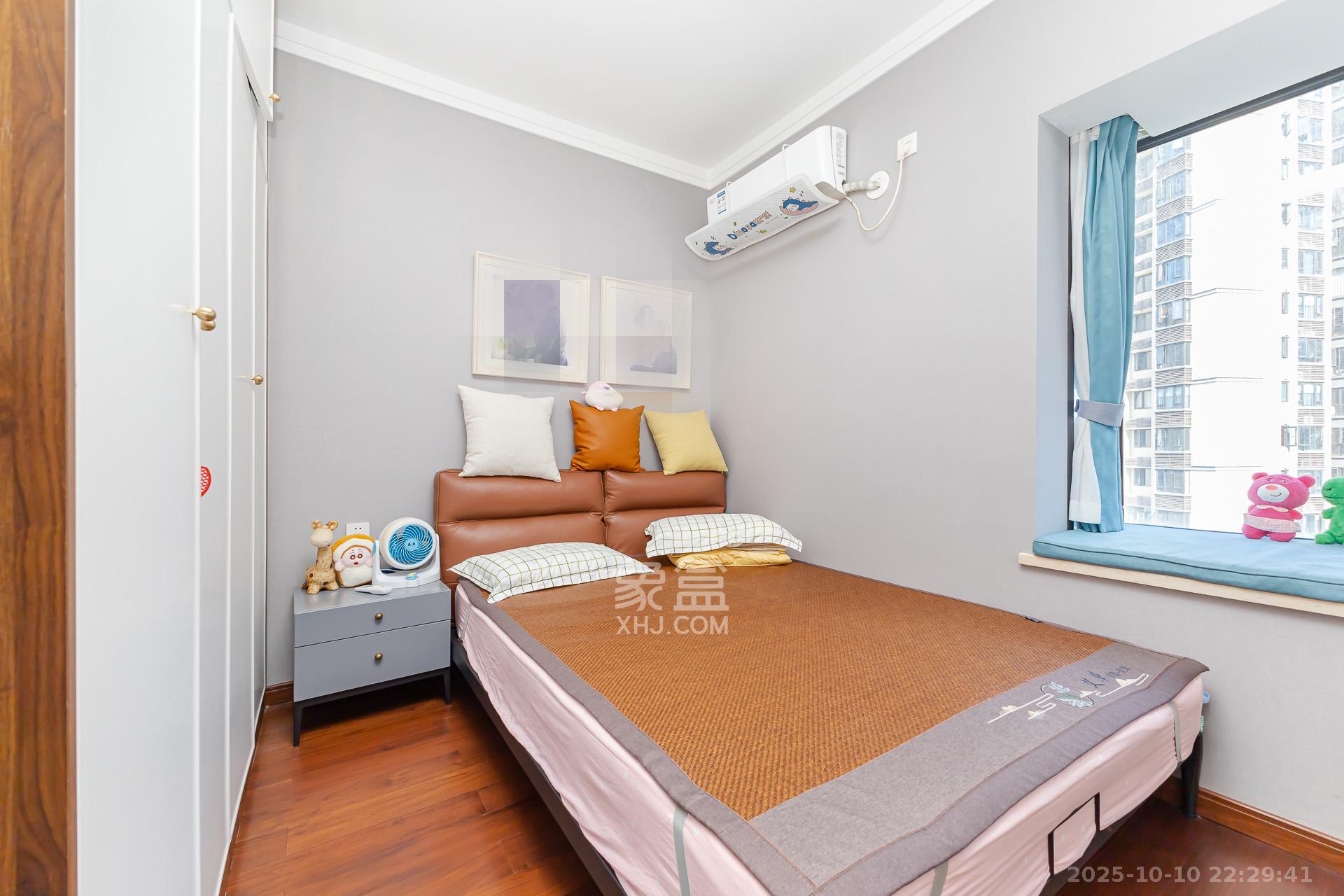 万润滨江天著  5室2厅2卫    135.0万卧室