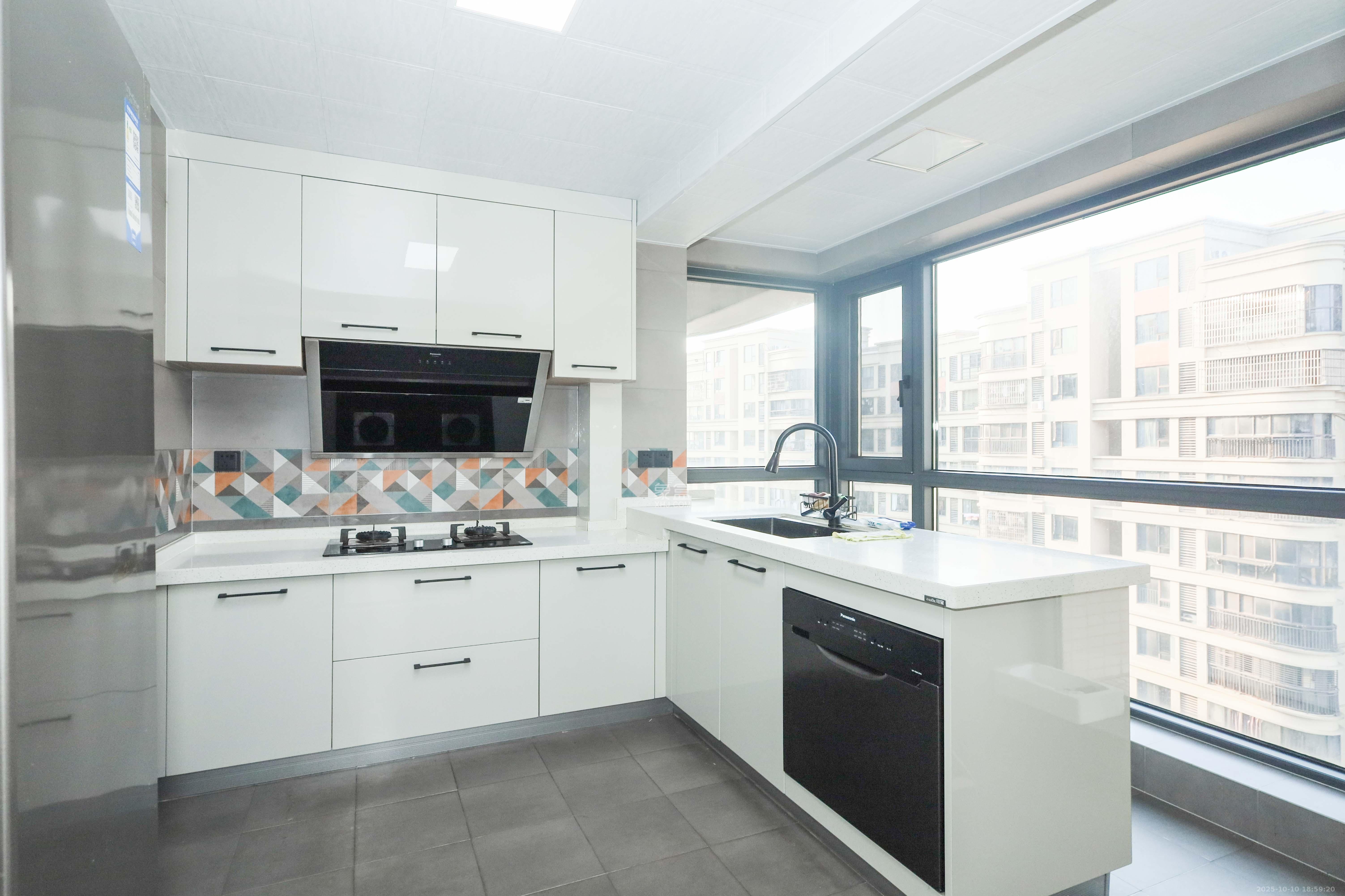 保利麓谷林语D区 4室2厅2卫 148.0万 保利麓谷林语D区 4室2厅2卫 148.0万厨房