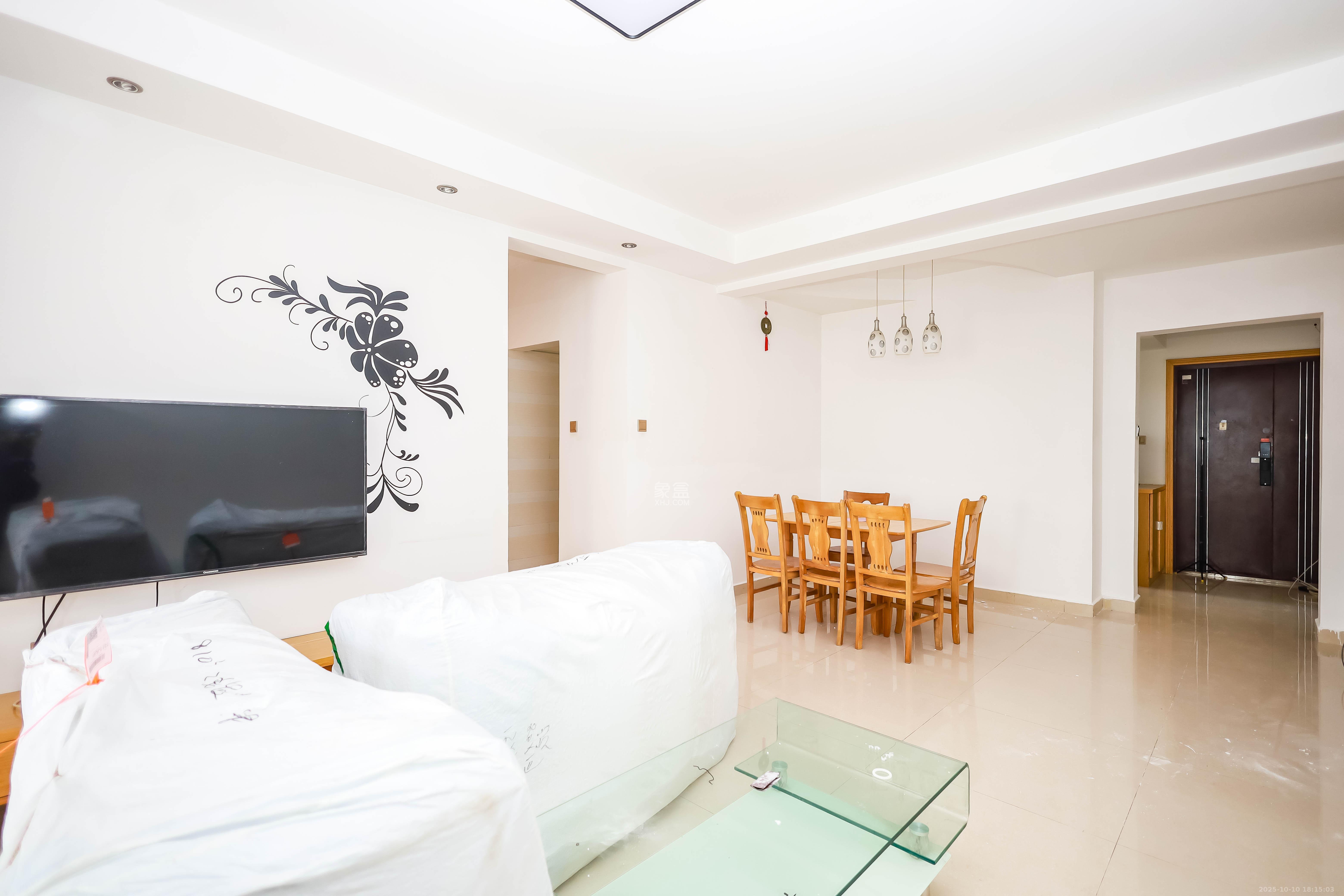 莱茵城  3室2厅1卫    62.0万客厅