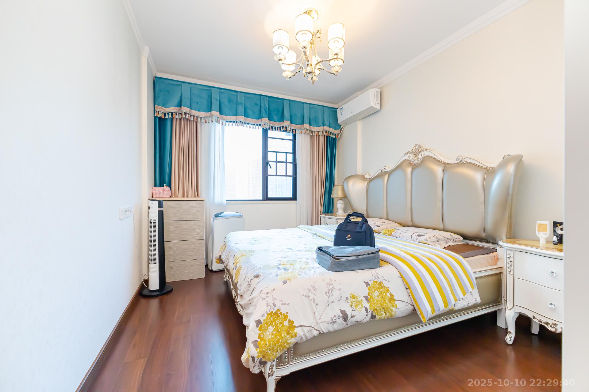 万润滨江天著  5室2厅2卫    135.0万卧室