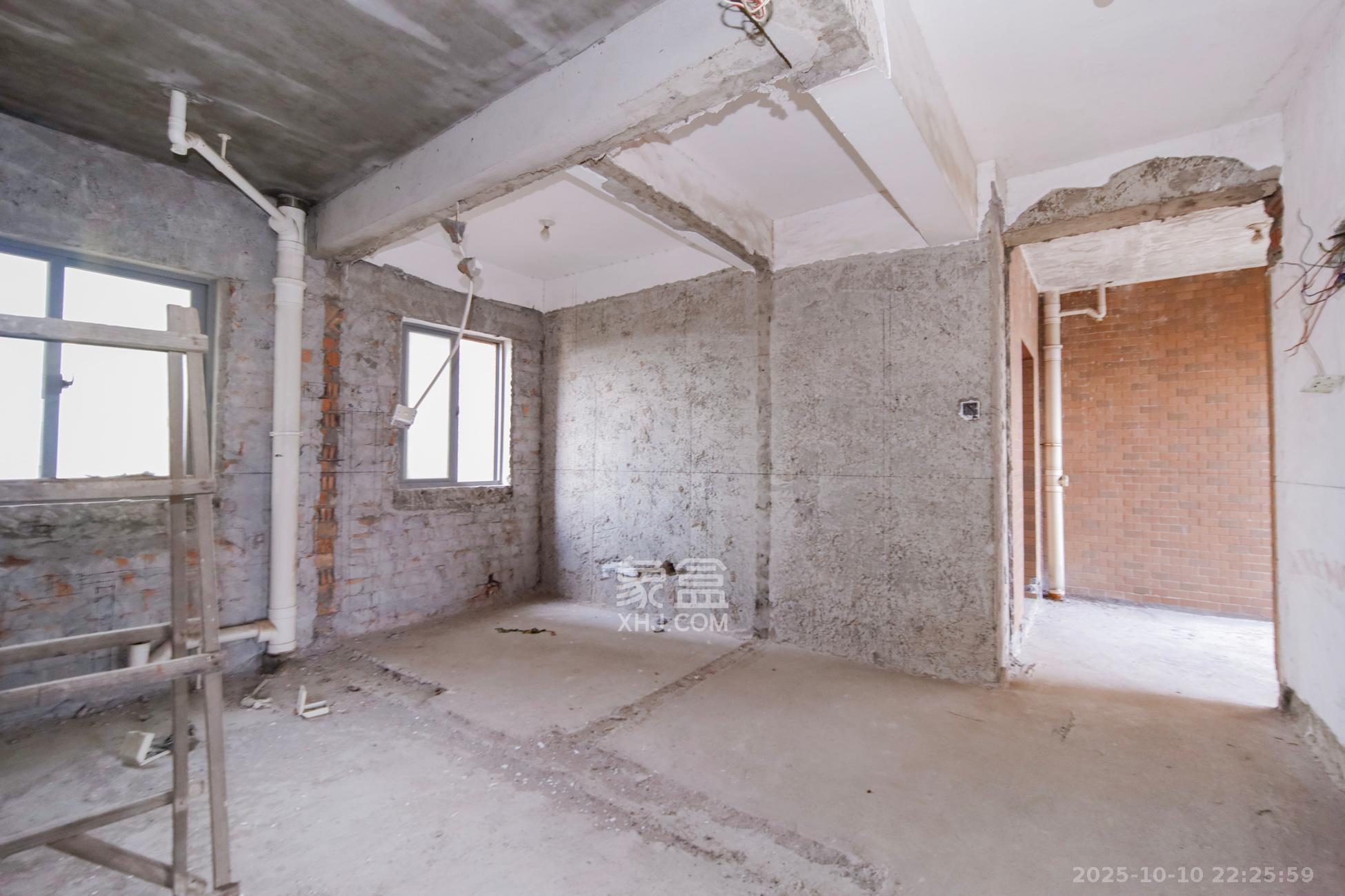 上海城小区  4室2厅2卫    168.0万厨房