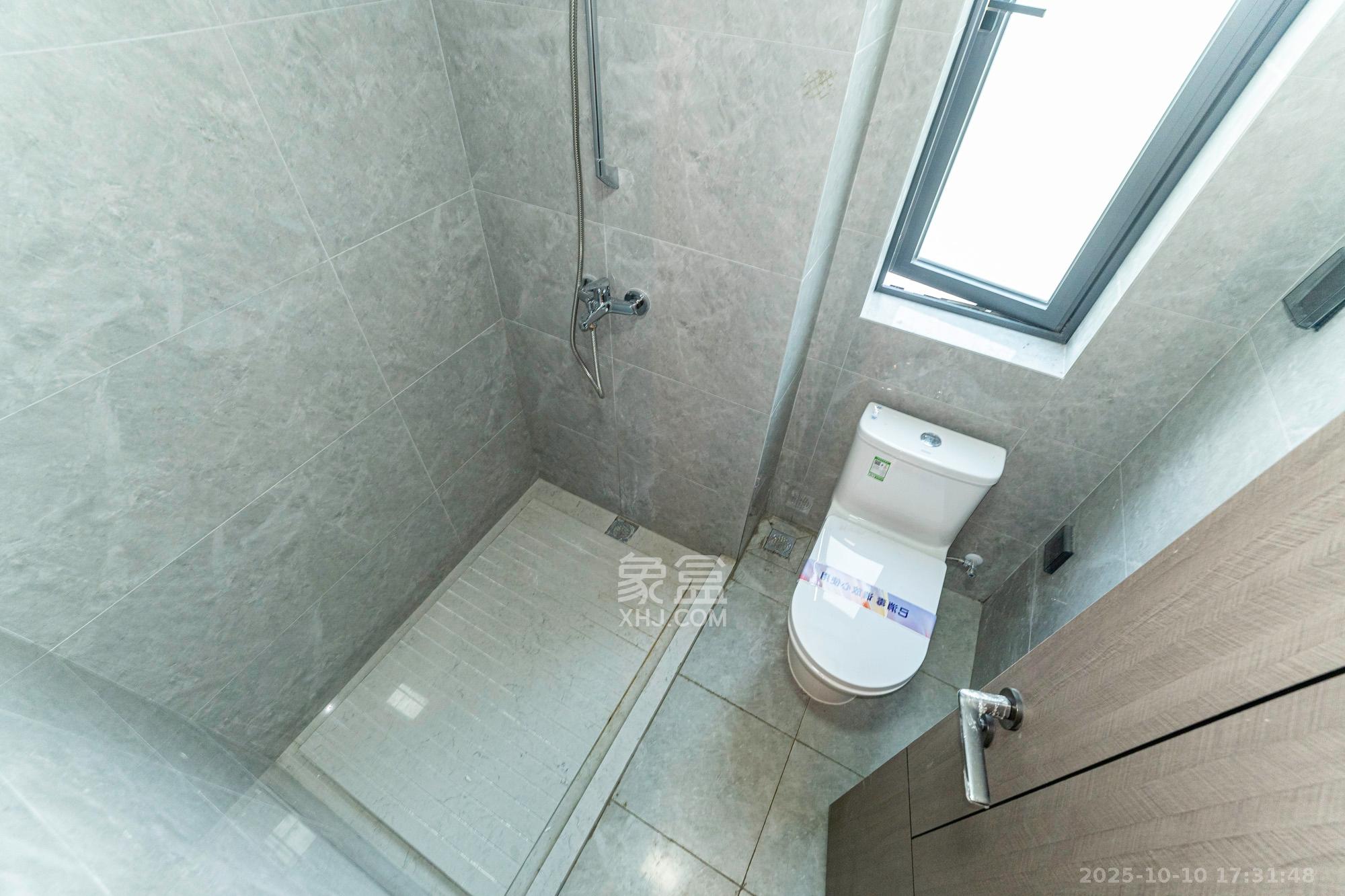 万科松湖天地  4室2厅2卫    200.0万卫生间